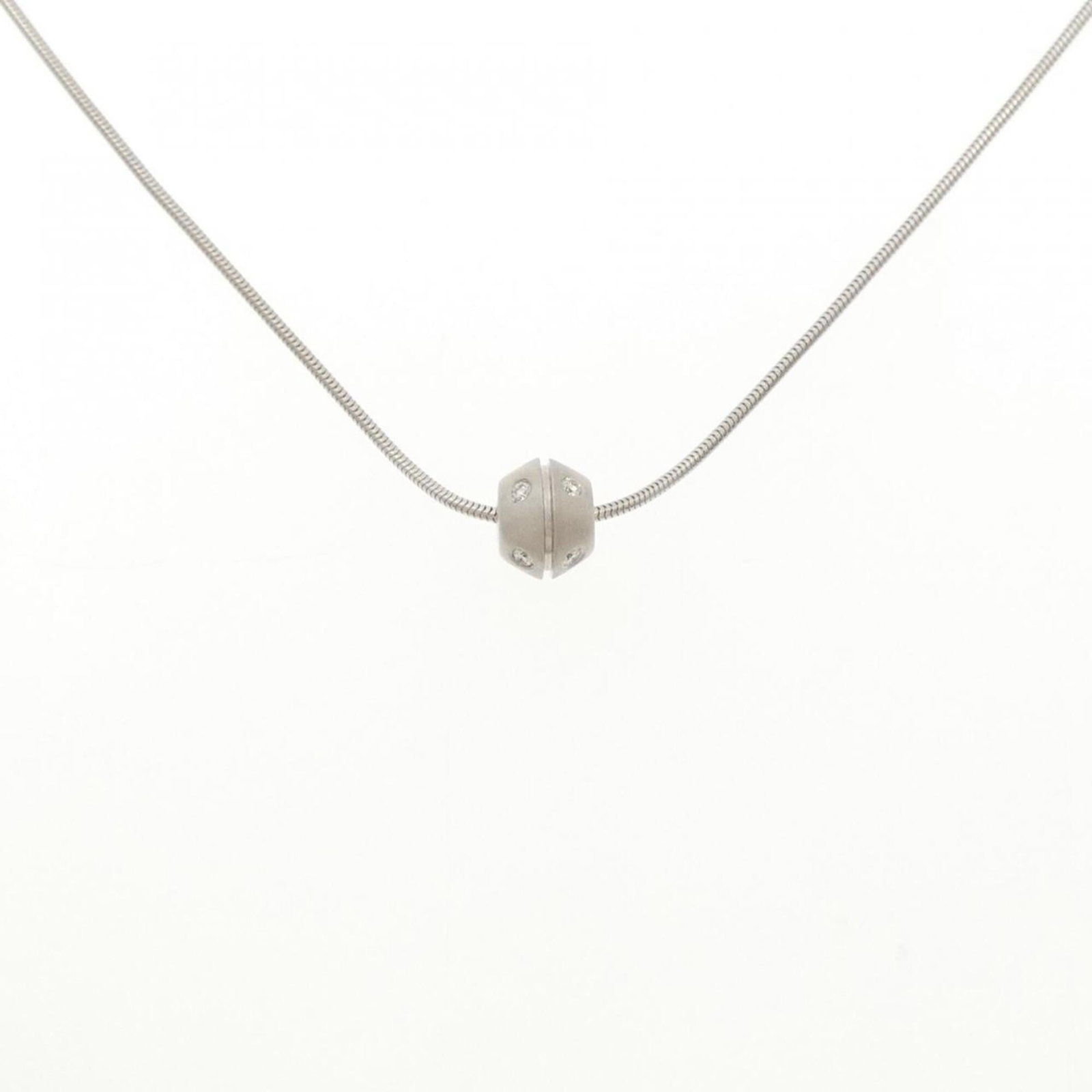 TIFFANY White Gold (18K): TIFFANY White Gold (18K) White gold pendant featuring a diamond, crafted by Tiffany & Co. in 18K gold, with a 42 cm chain circumference and a pendant size of 7.5mm x 5.9mm. This like-new used necklace