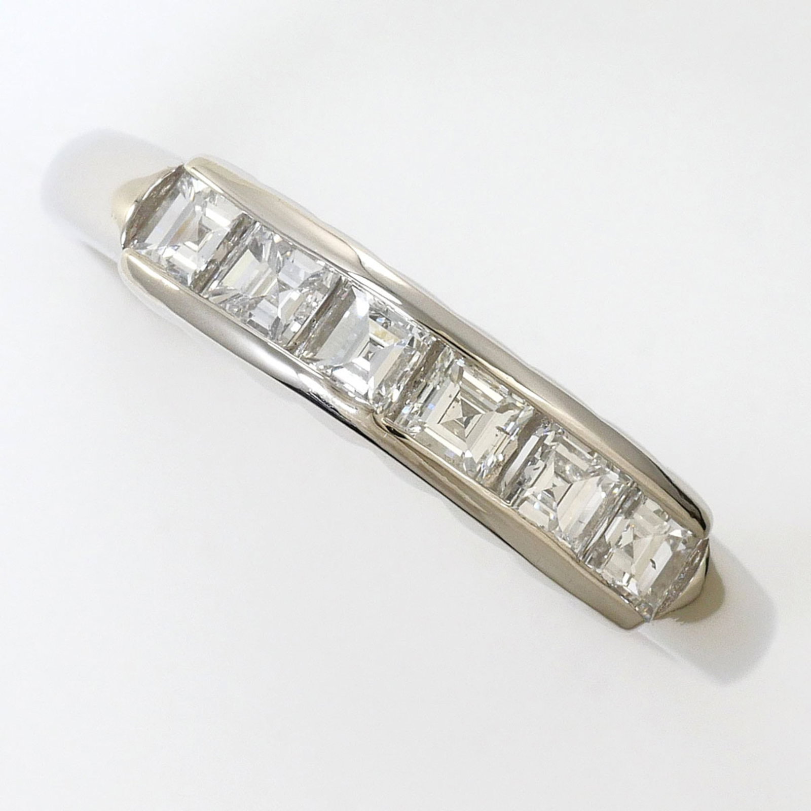 Band Ring Platinum 900: Band Ring Platinum 900 Platinum 900 band ring features a 0.52 carat diamond stone set in a platinum metal band with a US size 5.5 and 4mm width. Made from high-quality platinum 900 material, this