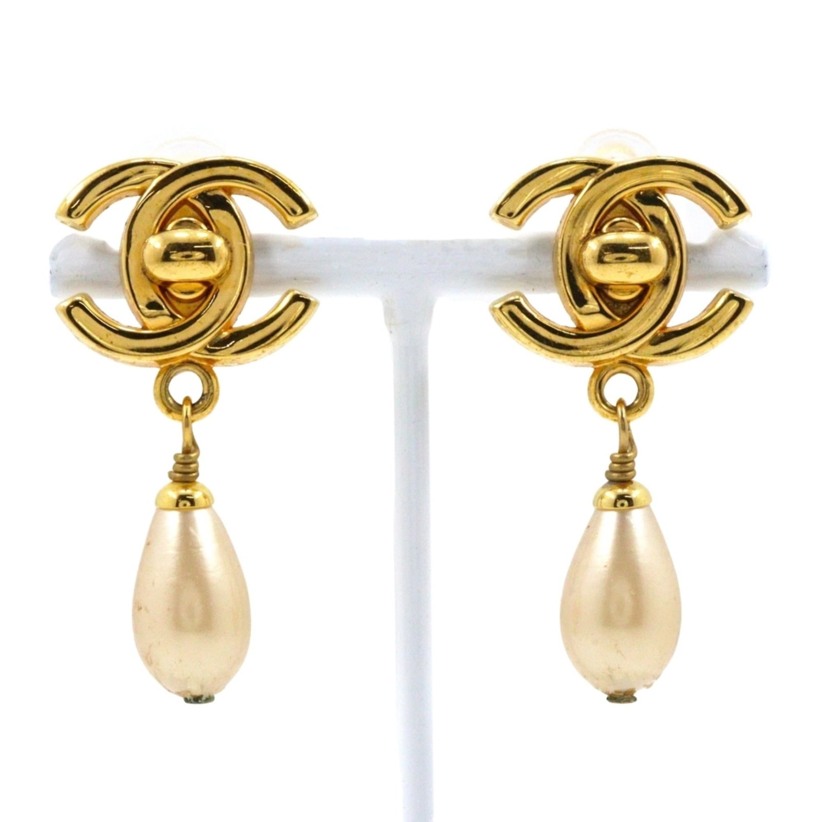 CHANEL Clip Earrings Artificial Pearl Gold Plating: CHANEL Clip Earrings Artificial Pearl Gold Plating Artificial pearl clip earrings in gold plating, bearing a signature, are up for auction. These earrings showcase a classic design with a subtle touch