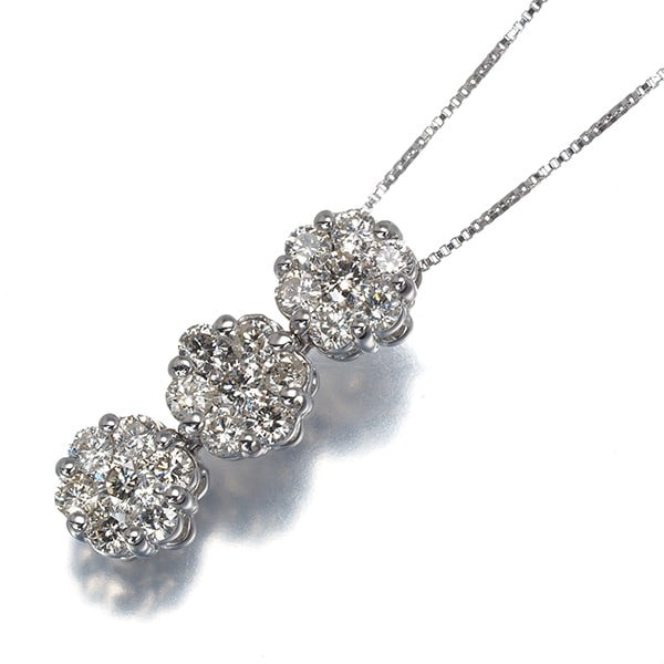 Diamond 0.70Ct Flower Necklace 18K 750 White Gold: Diamond 0.70Ct Flower Necklace 18K 750 White Gold 18k white gold pendant features a natural diamond, weighing 0.70ct, suspended from a 36/40cm necklace. The delicate 19.0 x 6.0mm pendant is crafted