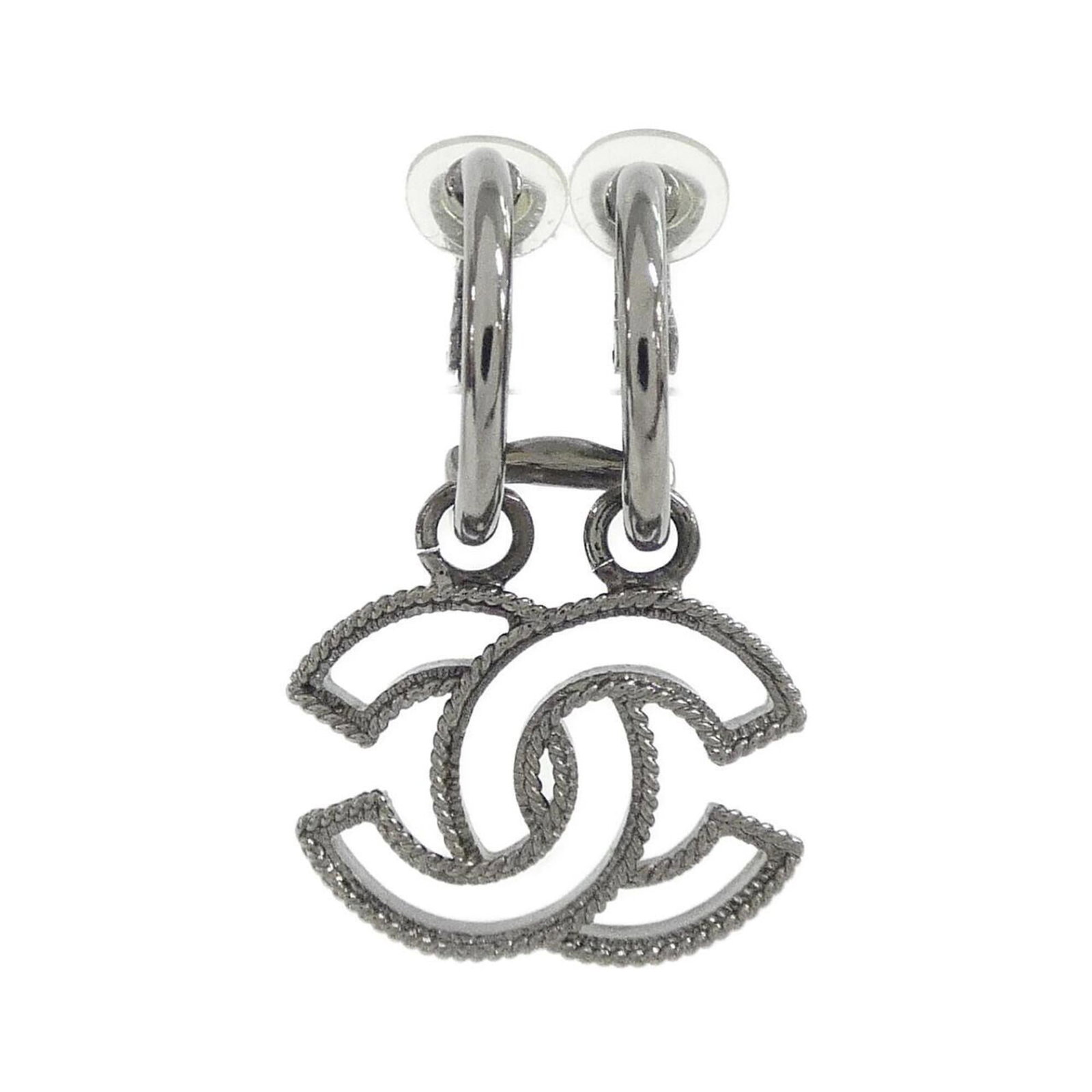 CHANEL Clip Earrings Black: CHANEL Clip Earrings Black 20.00mm x 26.00mm black clip earrings from CHANEL, gently used with minor signs of wear, featuring a classic design. The earrings are in very good condition, with small