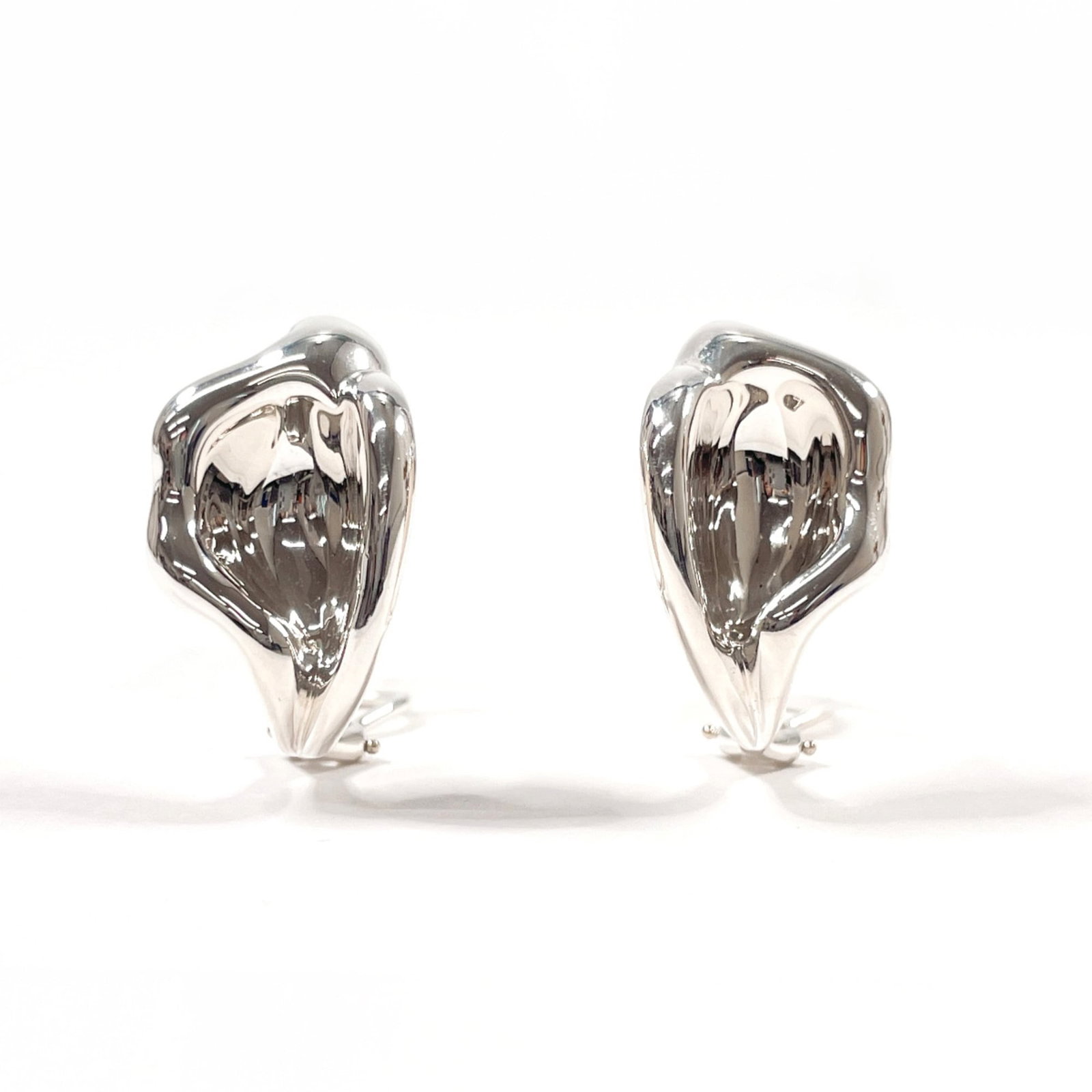 TIFFANY Clip Earrings Sterling Silver: TIFFANY Clip Earrings Sterling Silver Sterling silver clip earrings from Tiffany, featuring a sleek and modern design. The earrings are made from high-quality silver and have a subtle shine. They are 