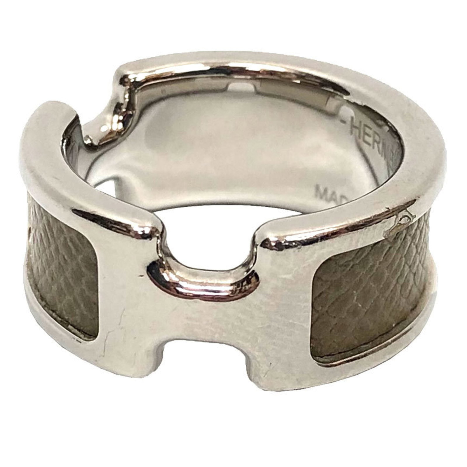 HERMES Band Ring Leather Metal: HERMES Band Ring Leather Metal Etoupe gray and silver band ring from Hermes, crafted with high-quality leather and metal details, bearing a signature. This gently used ring features minor signs of wea