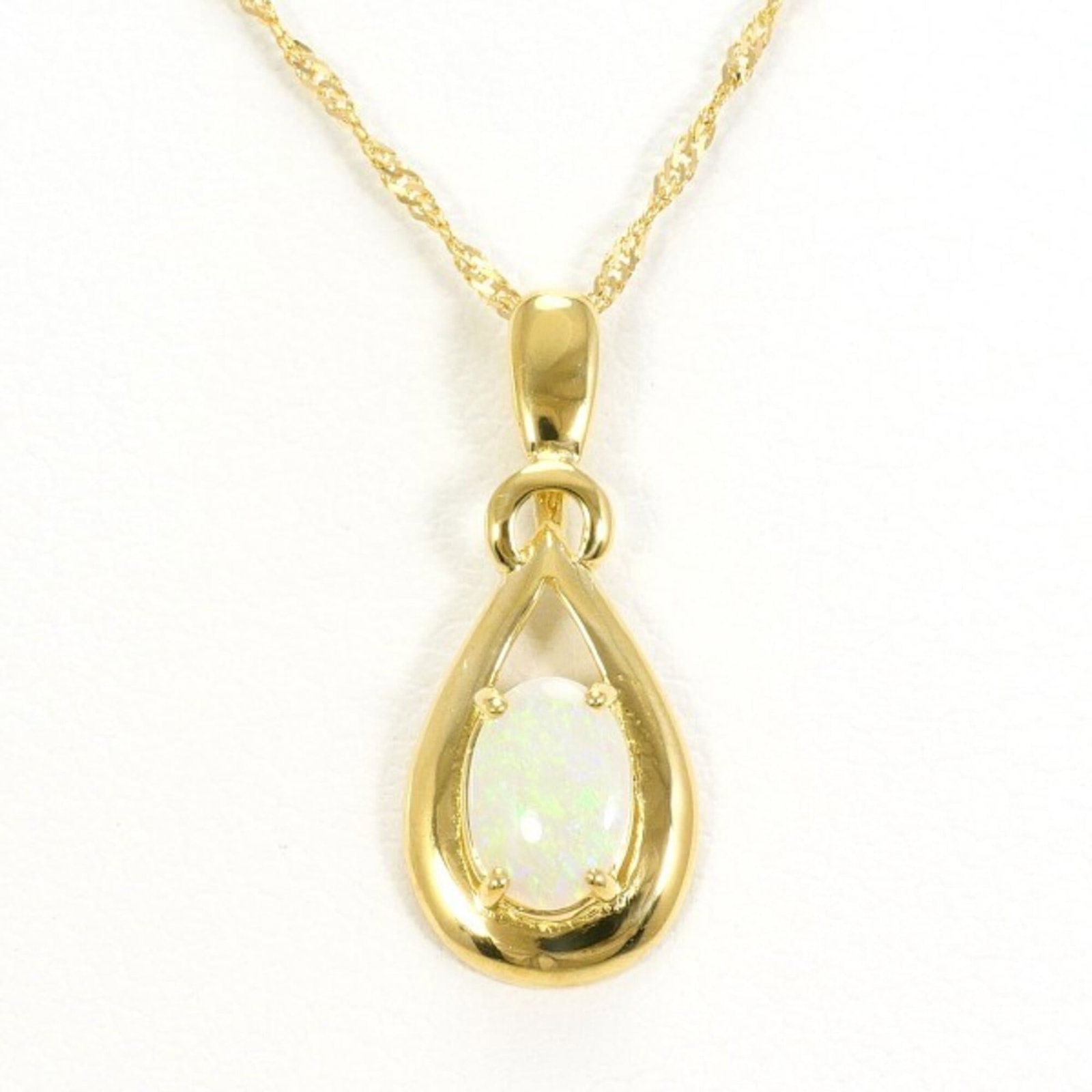 Yellow Gold (18K): Yellow Gold (18K) Yellow gold (18K) necklace with a 1.4g opal pendant, featuring a 40 cm circumference and 18mm x 7mm pendant size. This 18K yellow gold necklace is in like new condition, with only