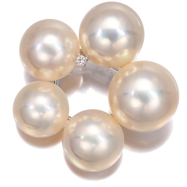 Tasaki Pendant And Brooch Mabe Pearl Diamond 18K 750 White Gold: Tasaki Pendant And Brooch Mabe Pearl Diamond 18K 750 White Gold 18k white gold brooch featuring a stunning mabe pearl, surrounded by a diamond accent, set in a sleek design that showcases the pearl's 