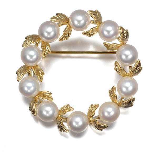 Mikimoto Brooch Akoya Pearl 6.0Mm Circle Leaf Wreath 18K 750 Yellow Gold: Mikimoto Brooch Akoya Pearl 6.0Mm Circle Leaf Wreath 18K 750 Yellow Gold 18k yellow gold circle leaf wreath brooch showcases a stunning 6.0mm Akoya pearl, expertly crafted by Mikimoto. The intricate