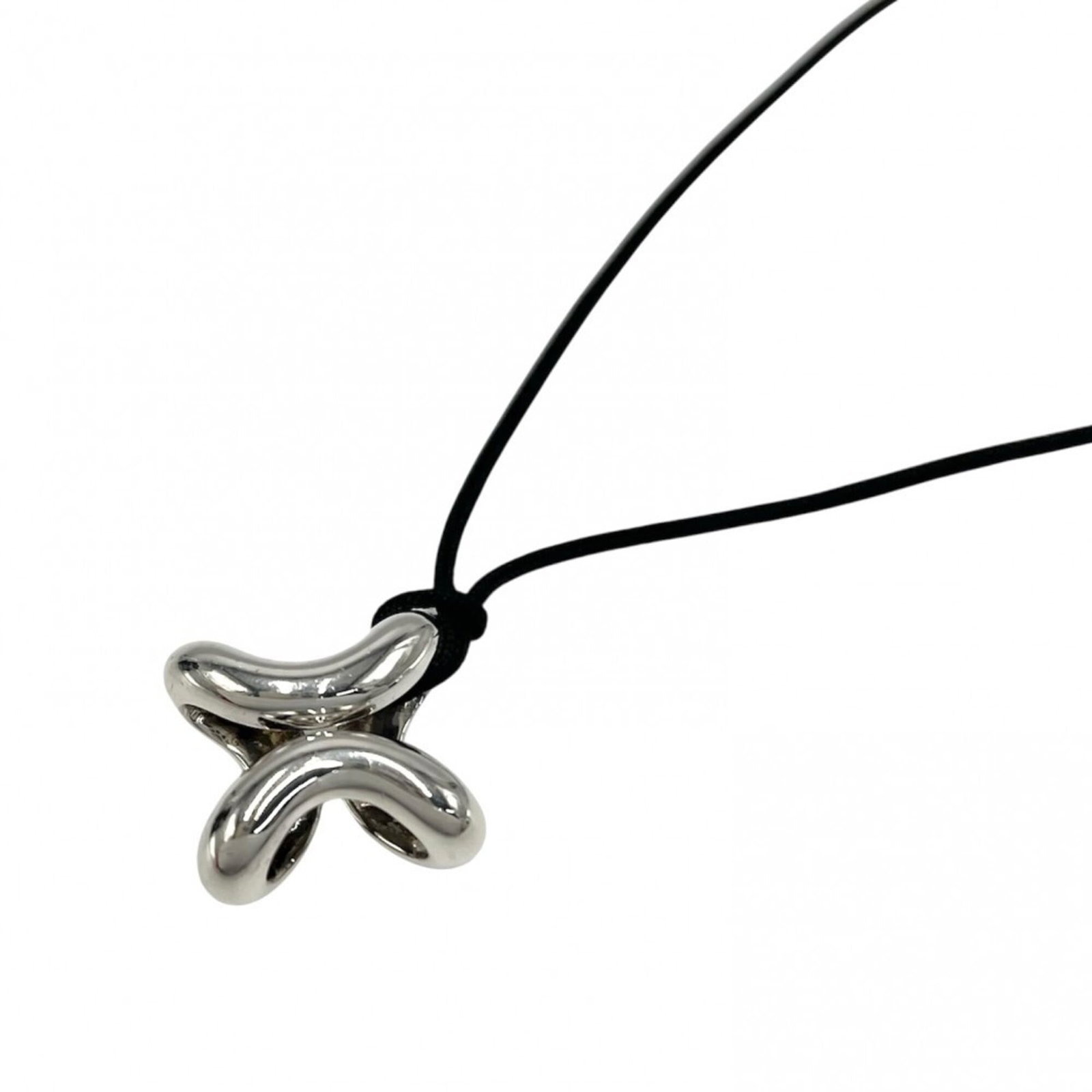 HERMES Silver 925: HERMES Silver 925 Silver 925 pendant from Hermes, featuring a 25mm x 25mm design, gently used with minor signs of wear. The necklace measures 71 cm in circumference, suitable for a comfortable fit. Th