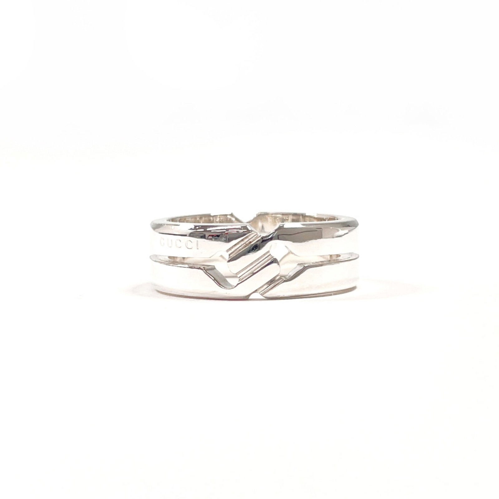 GUCCI Band Ring Silver 925: GUCCI Band Ring Silver 925 Silver 925 band ring from Gucci, featuring a sleek and modern design. This gently used ring has minor signs of wear, with small scratches or light marks present, but remains