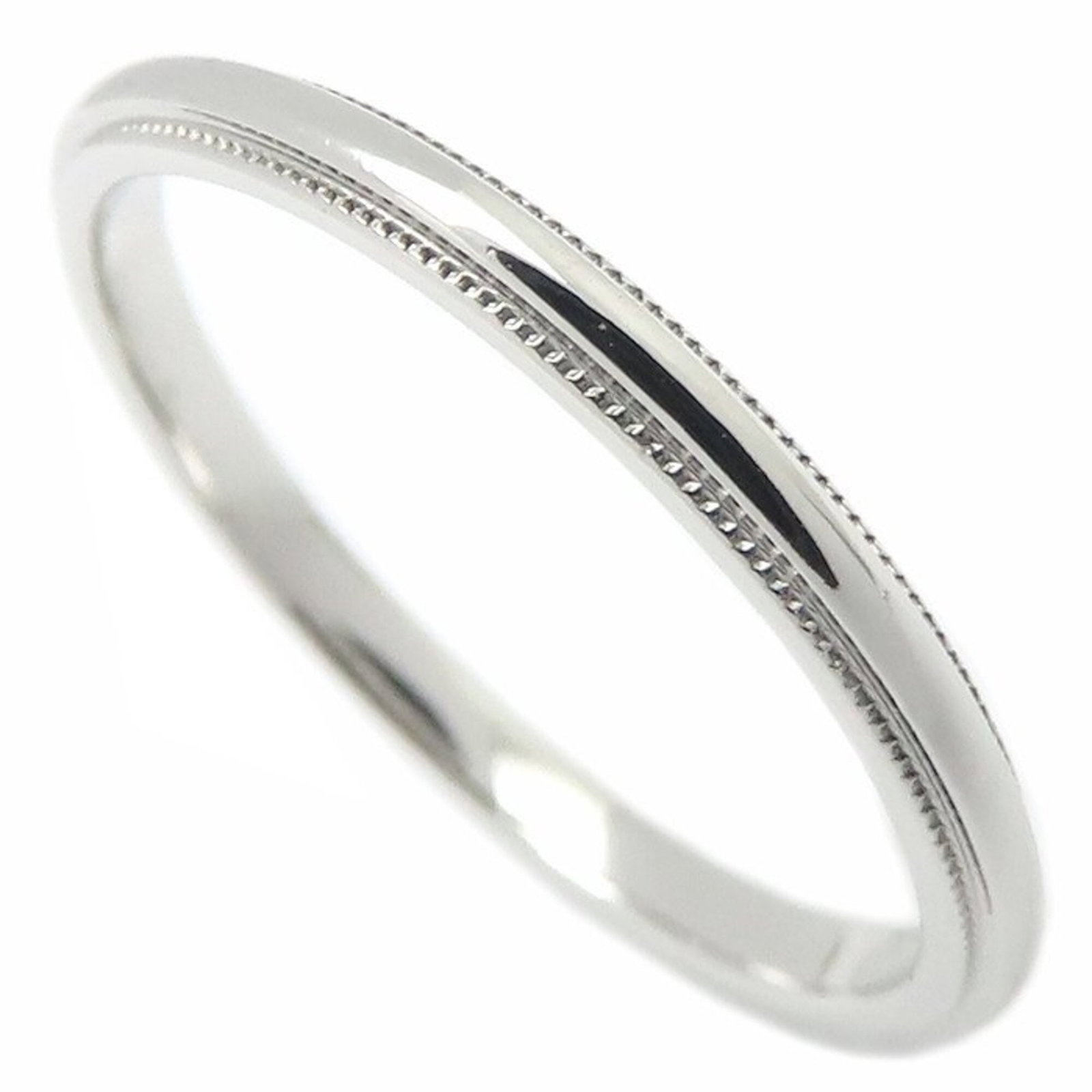 TIFFANY Band Ring Platinum 950: TIFFANY Band Ring Platinum 950 Platinum 950 Tiffany band ring in silver, a classic men's accessory, is available for purchase. This gently used ring features minor scratches and light marks, but remai