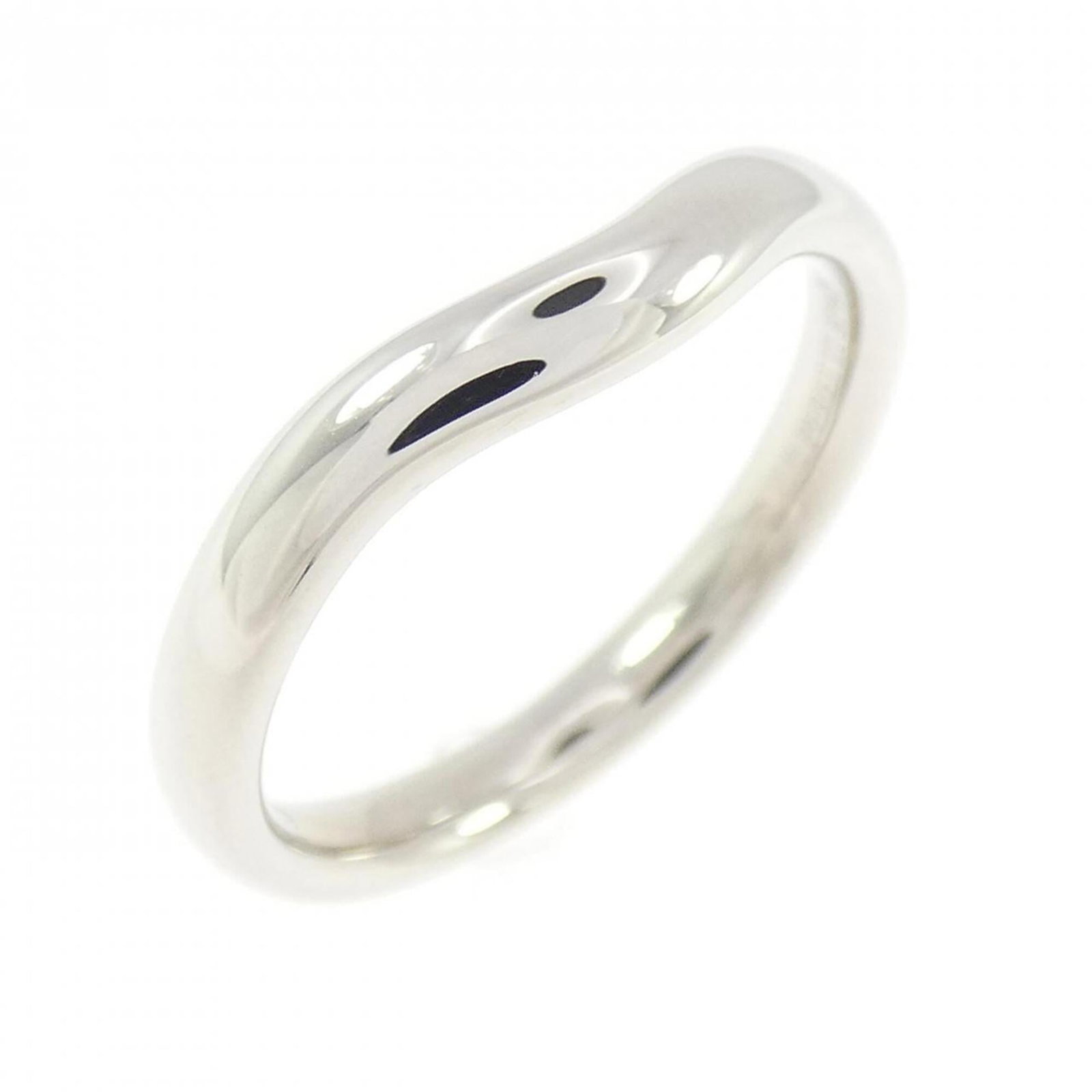 TIFFANY Band Ring Platinum 950: TIFFANY Band Ring Platinum 950 Platinum 950 Tiffany band ring in excellent condition, featuring a sturdy platinum band with a classic design. The ring shows minor signs of wear, with small scratches