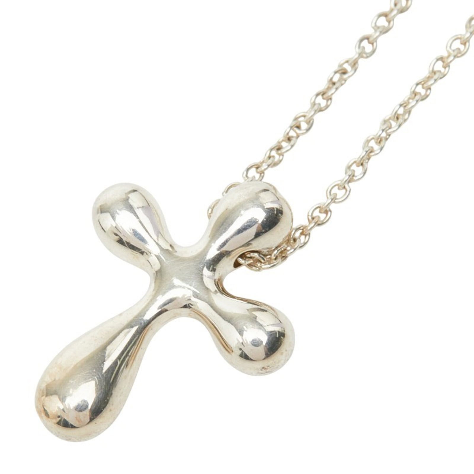 TIFFANY Silver 925: TIFFANY Silver 925 Silver 925 pendant, part of a Tiffany necklace, bears a signature and is made from high-quality silver. The pendant measures 16mm x 12.2mm and is set against a 41 cm chain. Gently