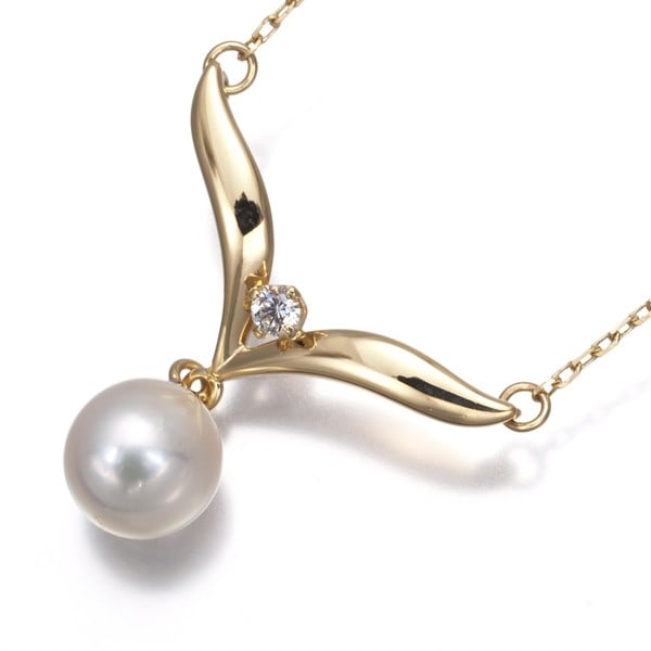 Mikimoto Necklace Akoya Pearl 7.0Mm Diamond Solitaire 18K Yg: Mikimoto Necklace Akoya Pearl 7.0Mm Diamond Solitaire 18K Yg Yellow gold 18K pendant features a 7.0mm Akoya pearl, set in a solitaire design, surrounded by a diamond. The necklace has a 42cm length an