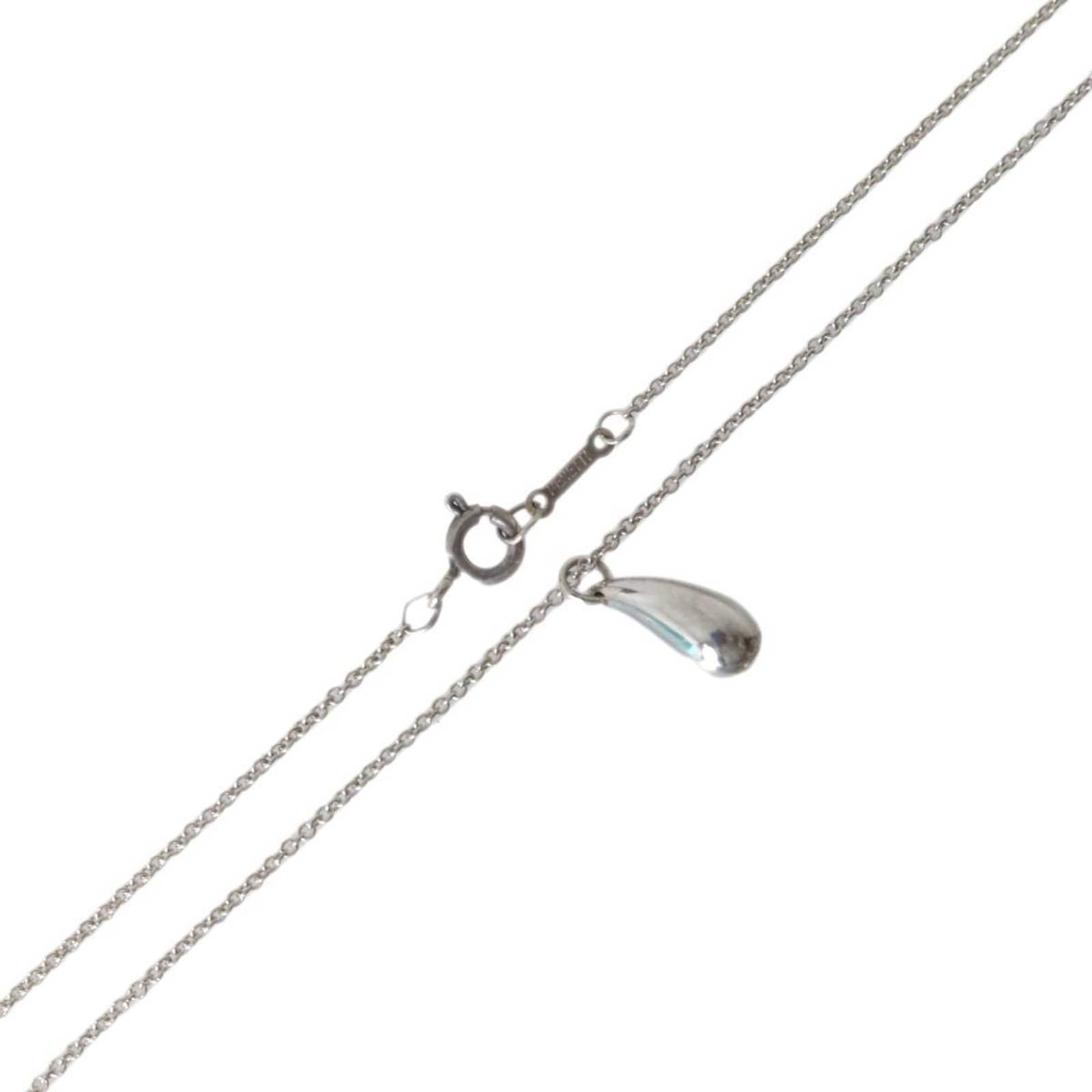 TIFFANY Silver 925: TIFFANY Silver 925 Silver Tiffany necklace with a 15mm x 5mm pendant, crafted from 925 sterling silver and featuring a 40.5 cm chain. The necklace bears visible scratches and scuffs, but remains fully