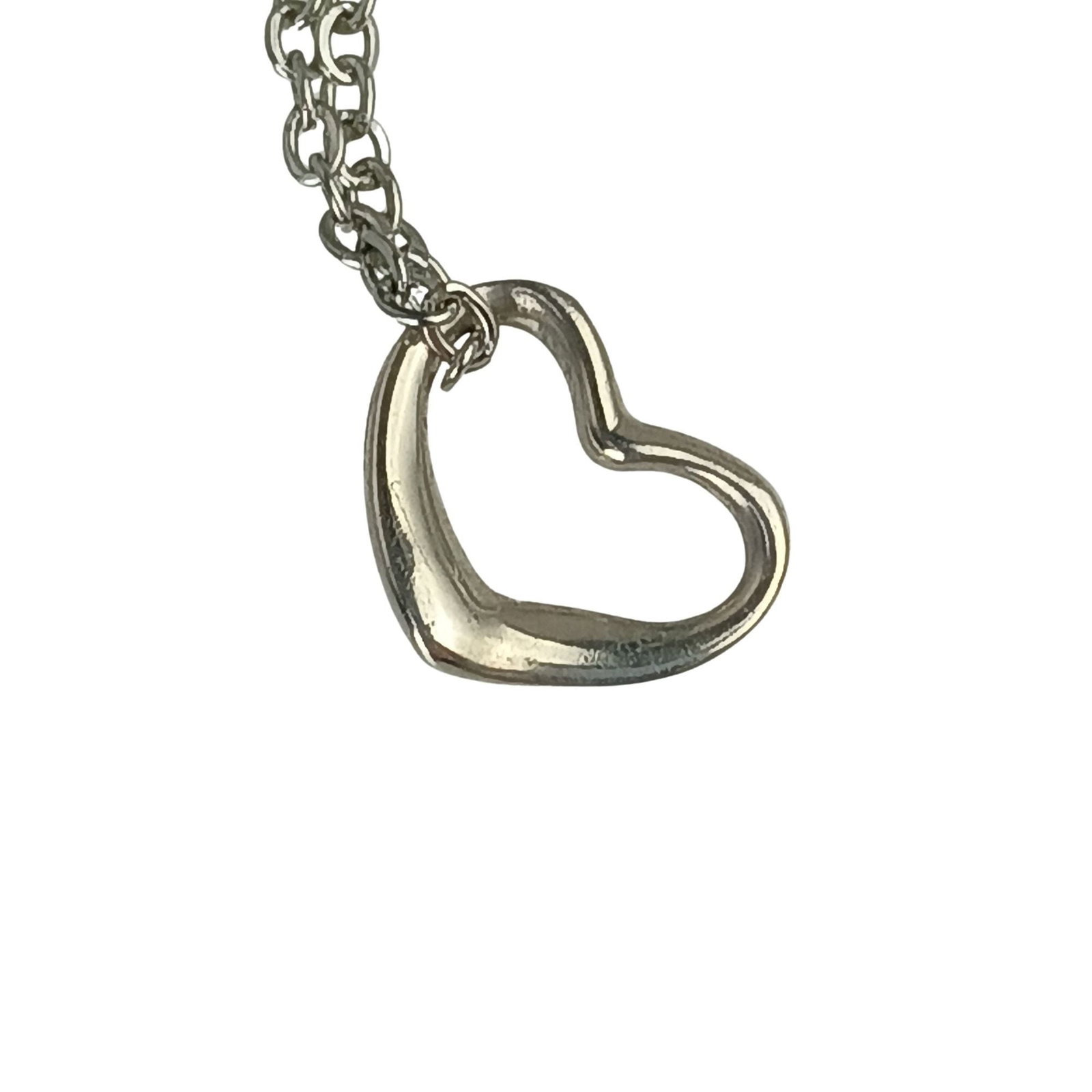 TIFFANY Silver 925: TIFFANY Silver 925 Silver 925 necklace from Tiffany, featuring an elegant design with a 8mm x 10mm pendant, measures 45 cm in circumference. This elegant fashion piece bears a signature and is made fr
