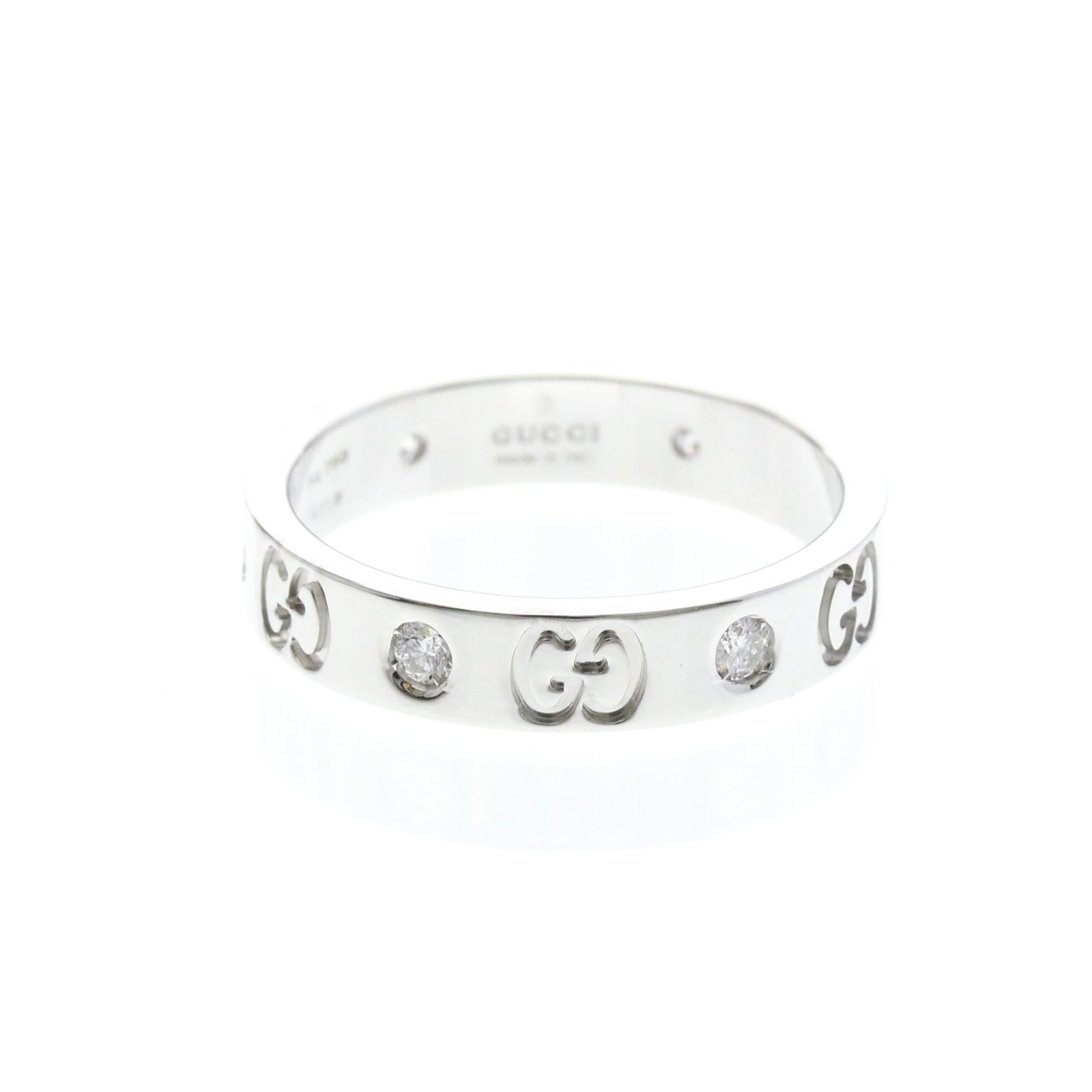 GUCCI Band Ring White Gold (18K): GUCCI Band Ring White Gold (18K) White gold band ring from iconic Gucci, featuring a diamond accent. This 18K piece boasts a sleek, modern design with a silver finish. Gently used with minor signs of 
