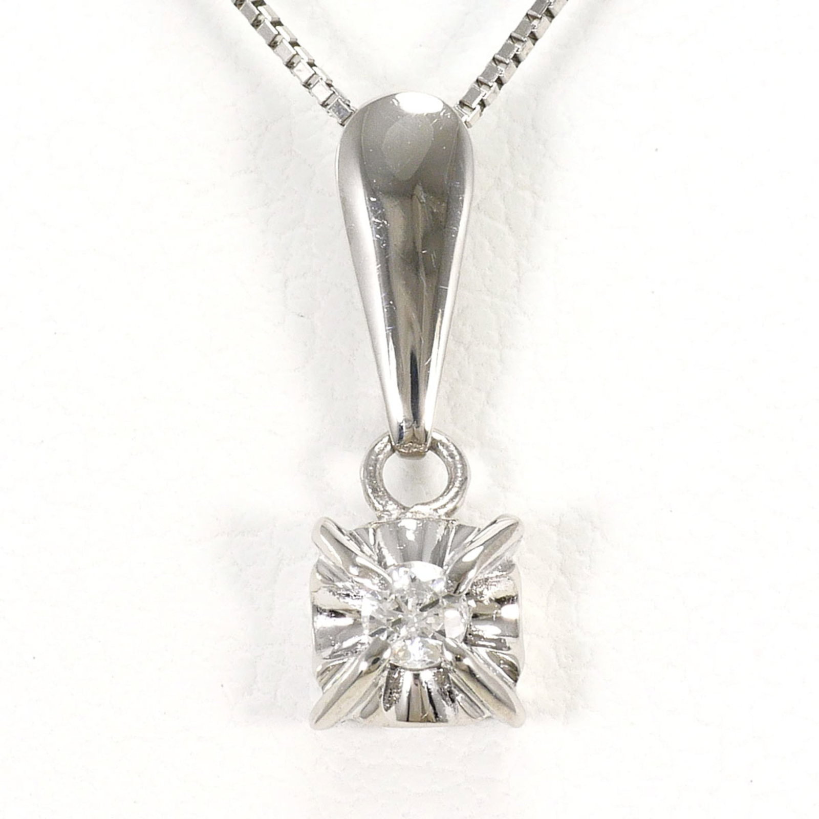 Platinum 850 Platinum 900: Platinum 850 Platinum 900 Platinum 850 and Platinum 900 necklace features a 0.05 carat diamond set in a high-quality platinum setting. The necklace boasts a sleek 40 cm length and a 14mm x 5mm pendant