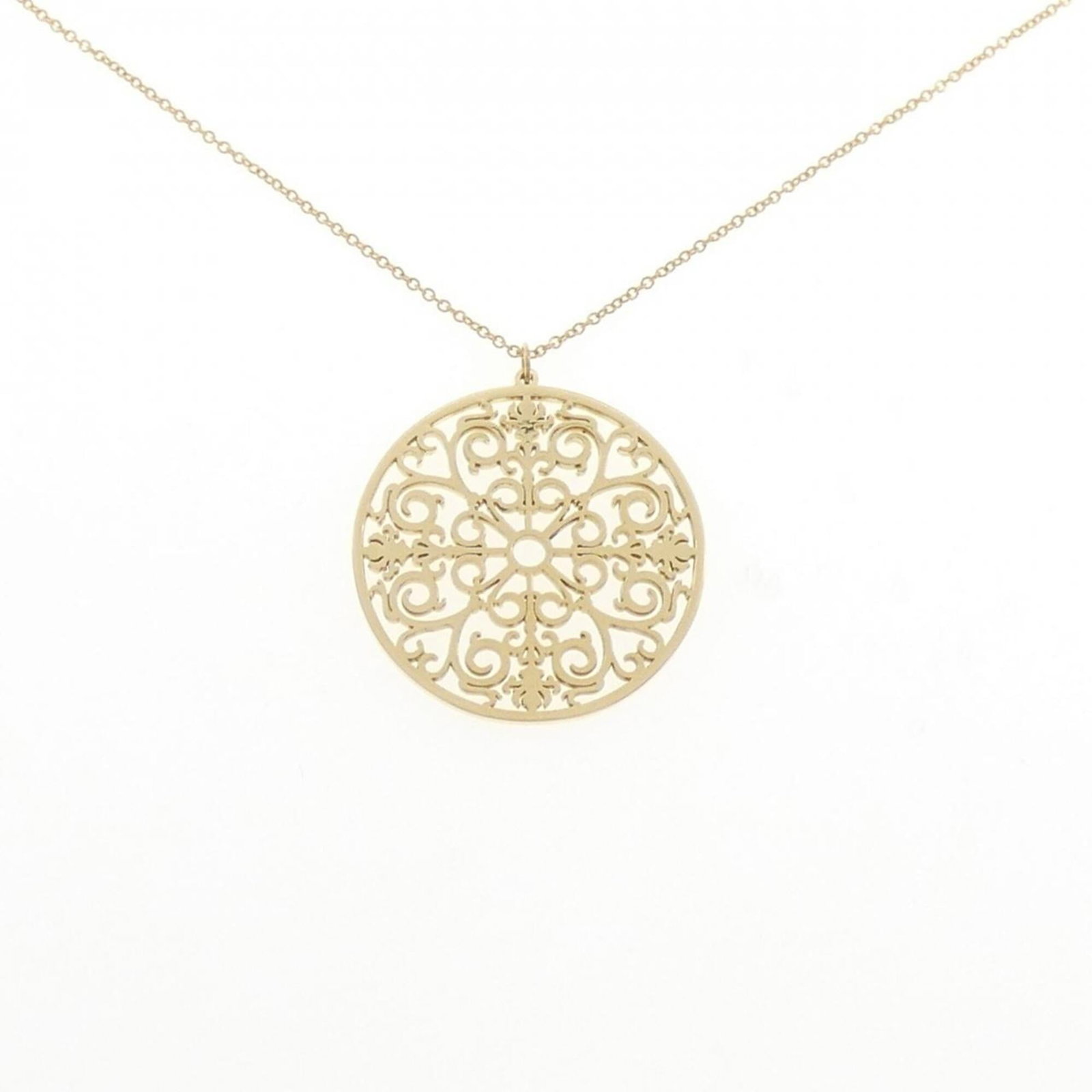 TIFFANY Yellow Gold (18K): TIFFANY Yellow Gold (18K) Yellow gold (18K) pendant necklace from Tiffany, featuring a 32.4mm x 28.5mm pendant with a 50 cm / 19.68'' adjustable neck circumference. This like new used necklace boasts 
