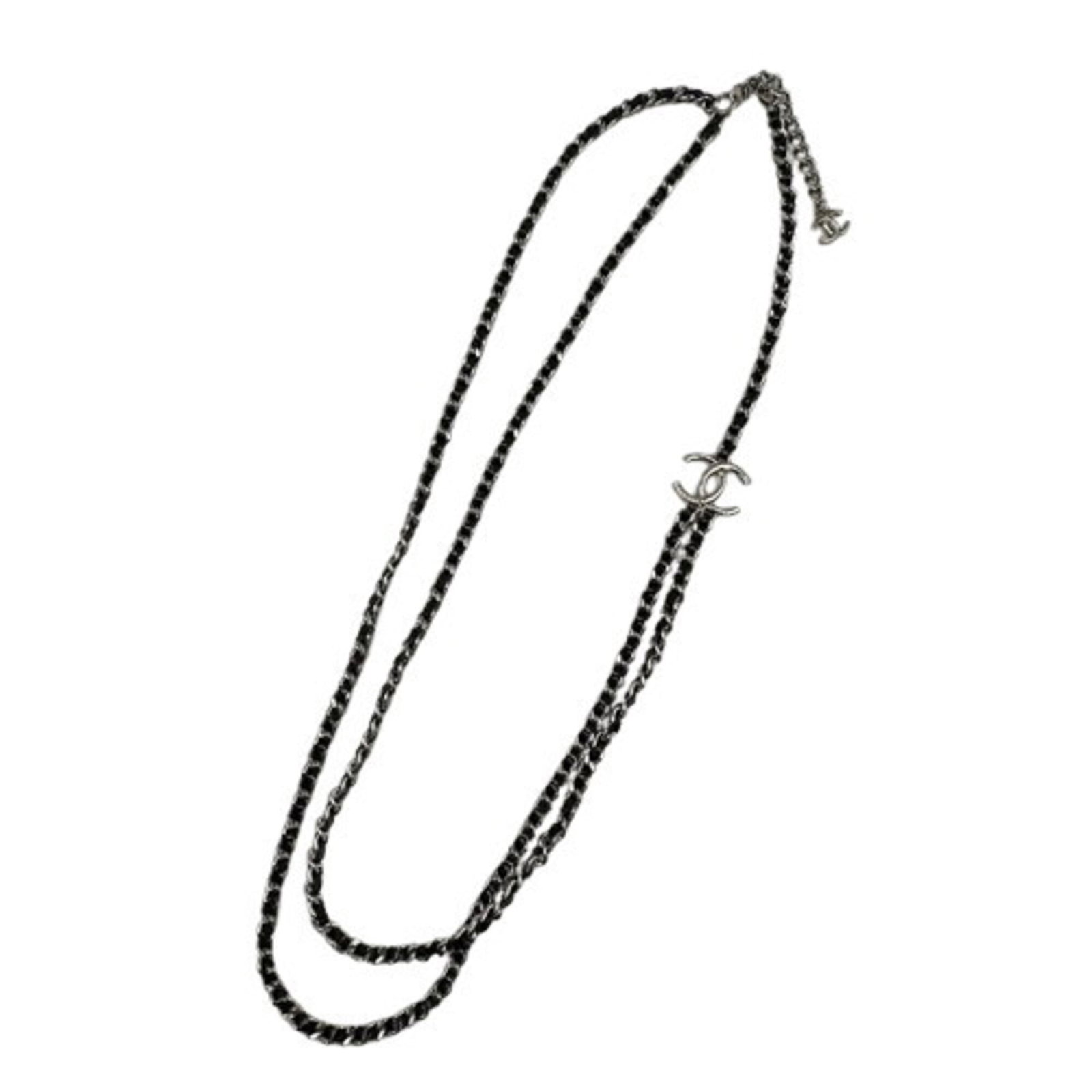 CHANEL Leather Metal: CHANEL Leather Metal Black leather and metal Chanel necklace with a 100 cm circumference, featuring minor signs of wear and small scratches or light marks. Gently used in very good condition, this nec