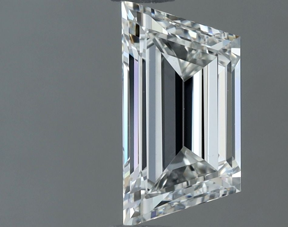 GIA Trapezoid 0.88ct H VVS2 - Loose Natural Diamond: GIA Trapezoid 0.88ct H VVS2 - Loose Natural Diamond GIA certification ensures the authenticity of this 0.88ct trapezoid diamond, showcasing its exceptional clarity with a VVS2 grade. The stone's high