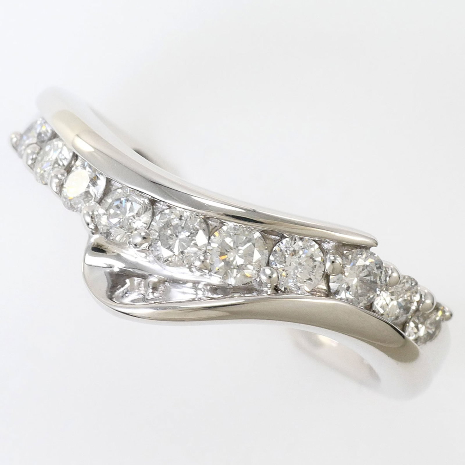 Band Ring White Gold (18K): Band Ring White Gold (18K) This 18K white gold band ring features a 0.50 carat diamond and is crafted from high-quality white gold. With its sleek 9mm width and US size 5.5, it's a versatile accessory