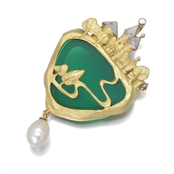 As Time Brooch/Pendant Freshwater Pearl Agate Diamond Castle 18K Yg/Pt 900: As Time Brooch/Pendant Freshwater Pearl Agate Diamond Castle 18K Yg/Pt 900 18k Yellow Gold As Time Brooch/Pendant Features a Cultured Freshwater Pearl, Agate, and Diamond Combination. The 18k Yellow