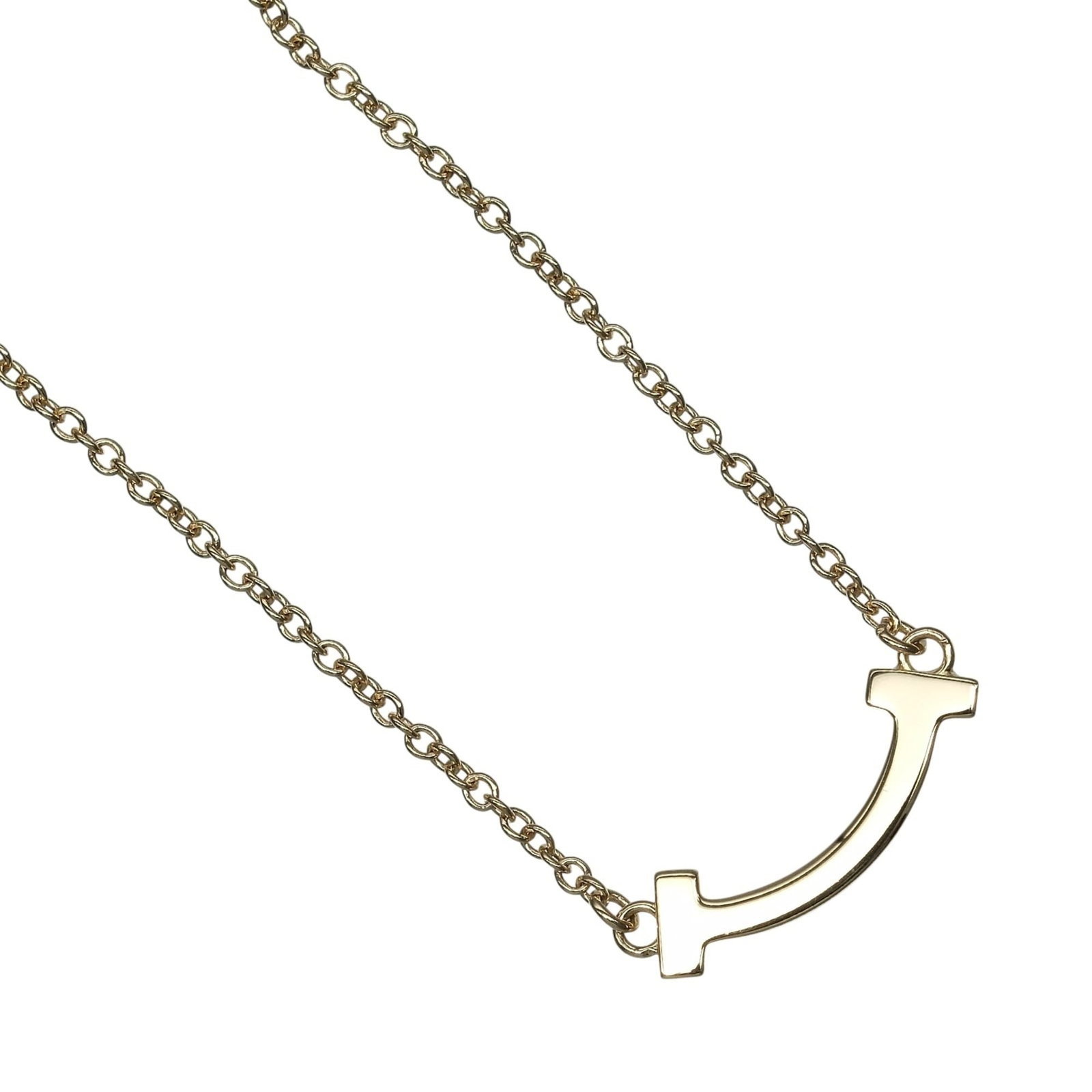 TIFFANY Yellow Gold (18K): TIFFANY Yellow Gold (18K) Yellow gold (18K) necklace with a pendant bearing a signature, crafted by Tiffany. This 42 cm necklace features a 4.4mm x 13.8mm pendant, made from 18K yellow gold, and is