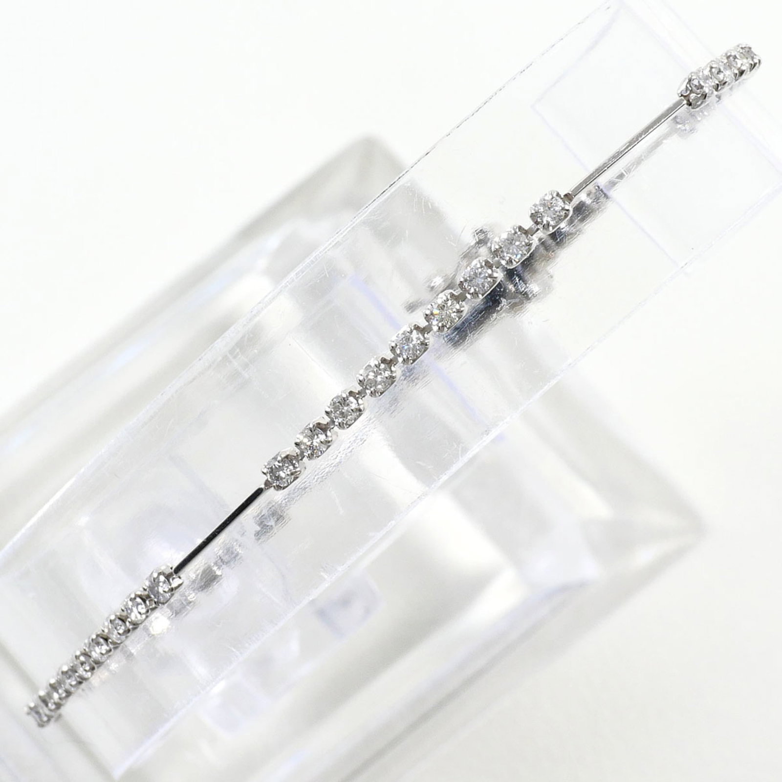 Charm Bracelet Platinum 850: Charm Bracelet Platinum 850 Platinum 850 charm bracelet with a 1.00ct diamond stone, crafted from high-quality platinum metal, offers a touch of elegance and sophistication. Measuring 17cm in length,