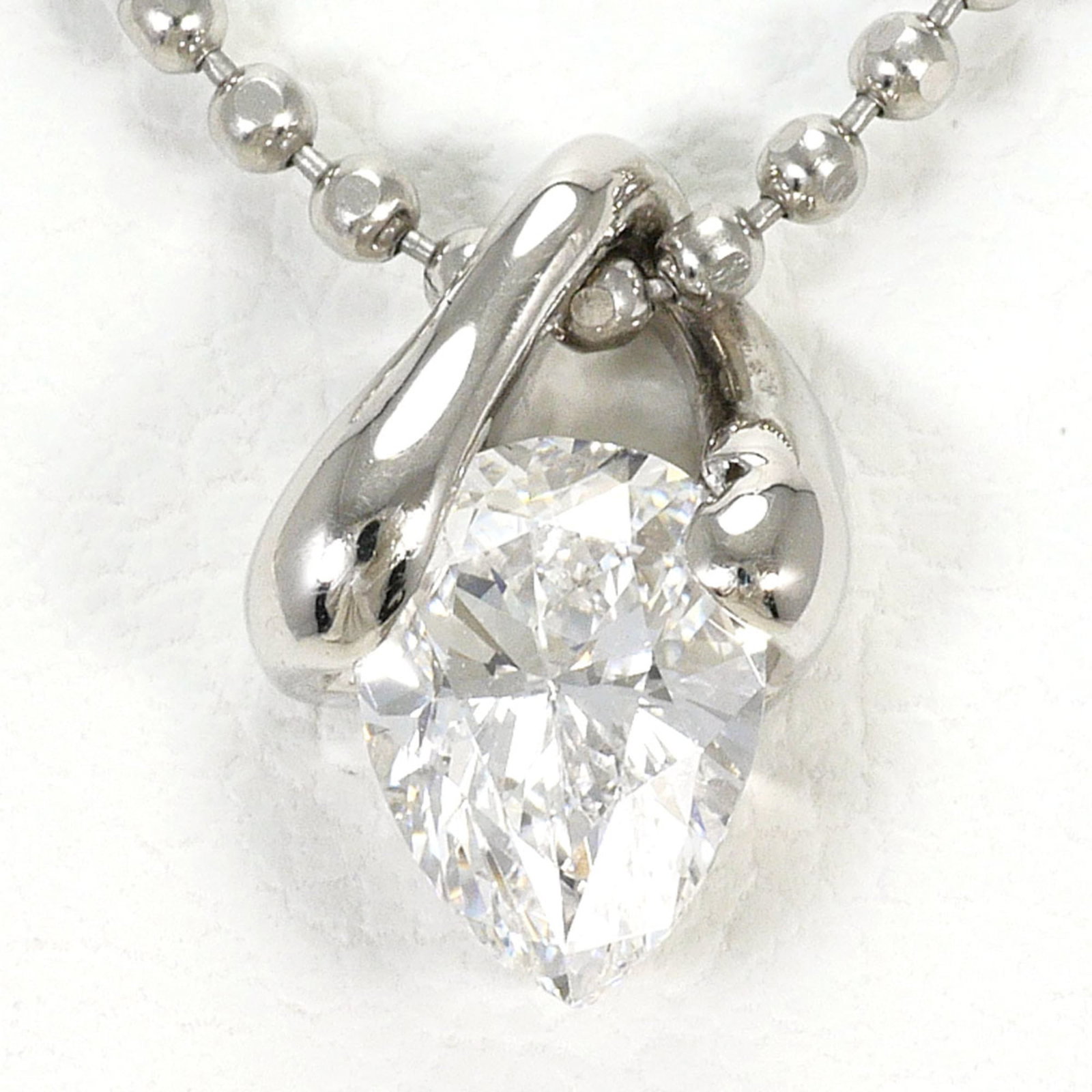 Platinum 850 Platinum 900: Platinum 850 Platinum 900 Platinum 850 and 900 necklace features a 0.521ct diamond pendant set in platinum metal. The necklace boasts a 40cm length and a 10mm x 7mm pendant, making it a striking
