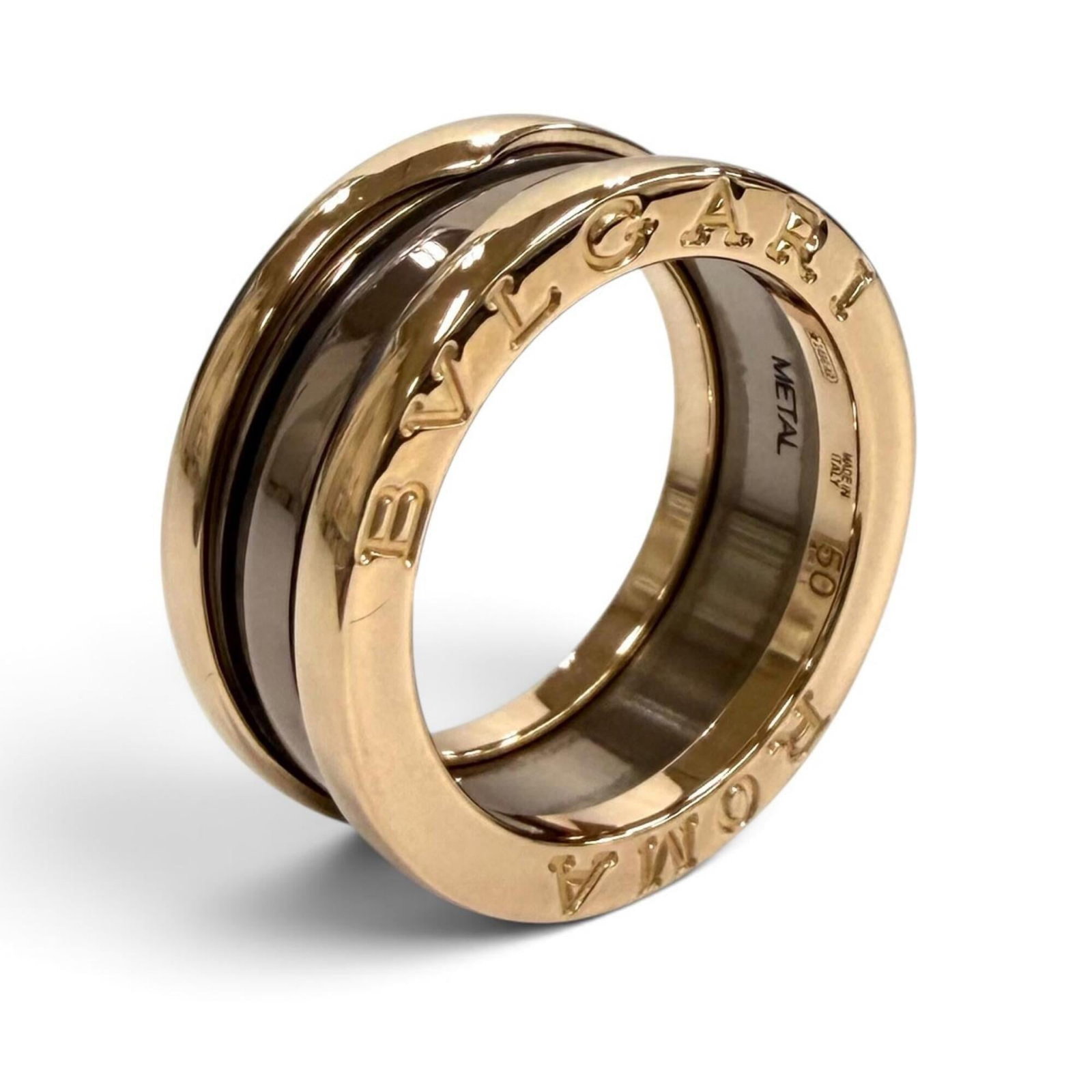 BVLGARI Band Ring Metal Pink Gold (18K): BVLGARI Band Ring Metal Pink Gold (18K) Bvlgari Band Ring Metal Pink Gold (18K) is a beautiful pink gold band ring made from 18K metal. The ring features a sleek design and is available in a US size