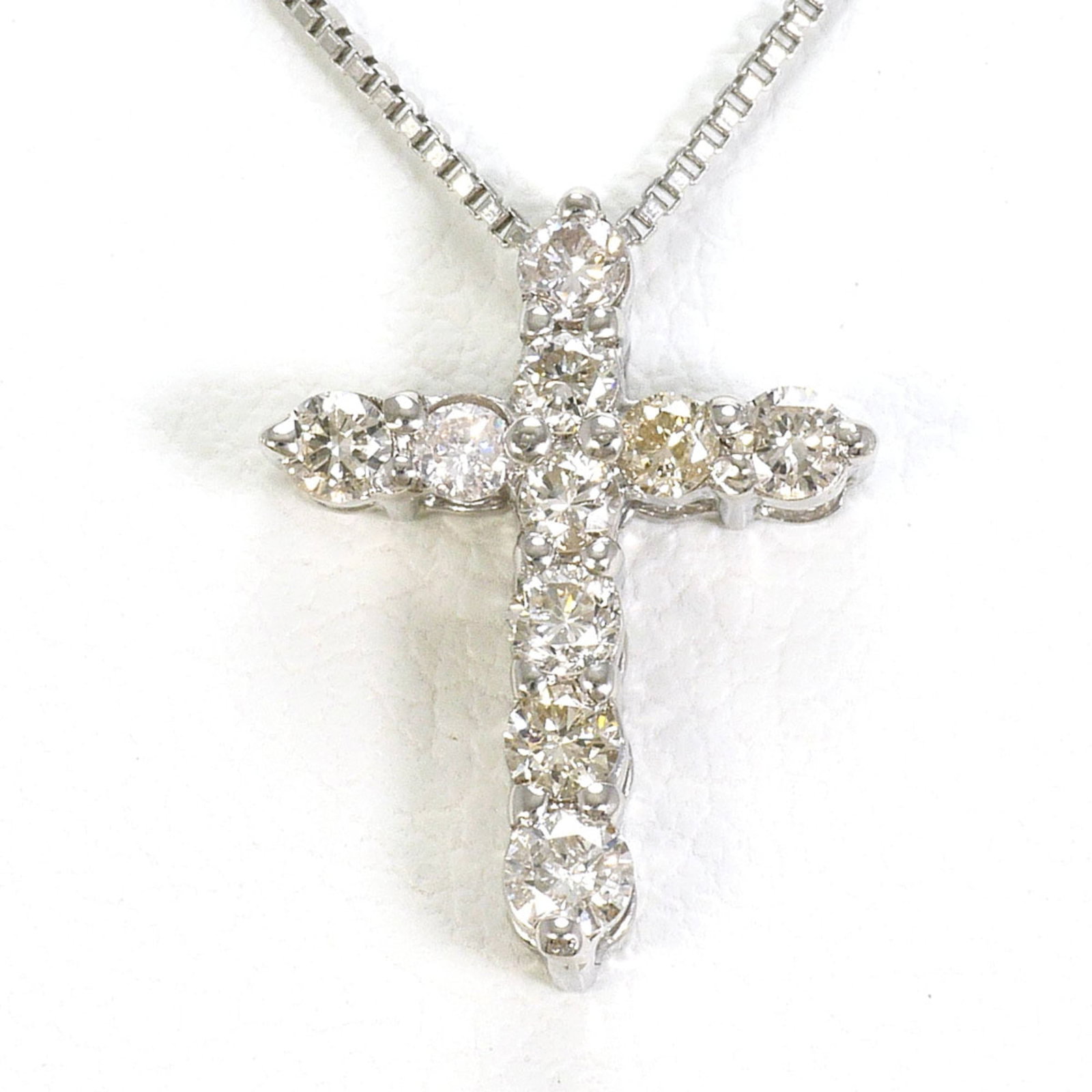 Platinum 850 Platinum 900: Platinum 850 Platinum 900 Platinum 850 Platinum 900 necklace boasts a stunning 0.30 carat diamond set in platinum, with a sleek 13mm x 10mm pendant suspended from a 40cm chain. The necklace's
