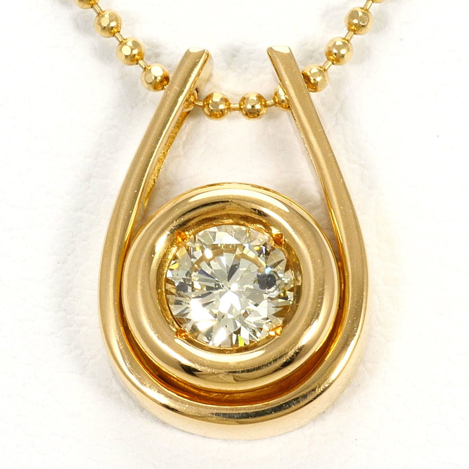 Yellow Gold (18K): Yellow Gold (18K) Yellow gold (18K) necklace with a 0.32ct diamond pendant, featuring a 14mm x 10mm pendant size and a 40cm neck circumference. Made from 18K yellow gold, this necklace has a metal pur