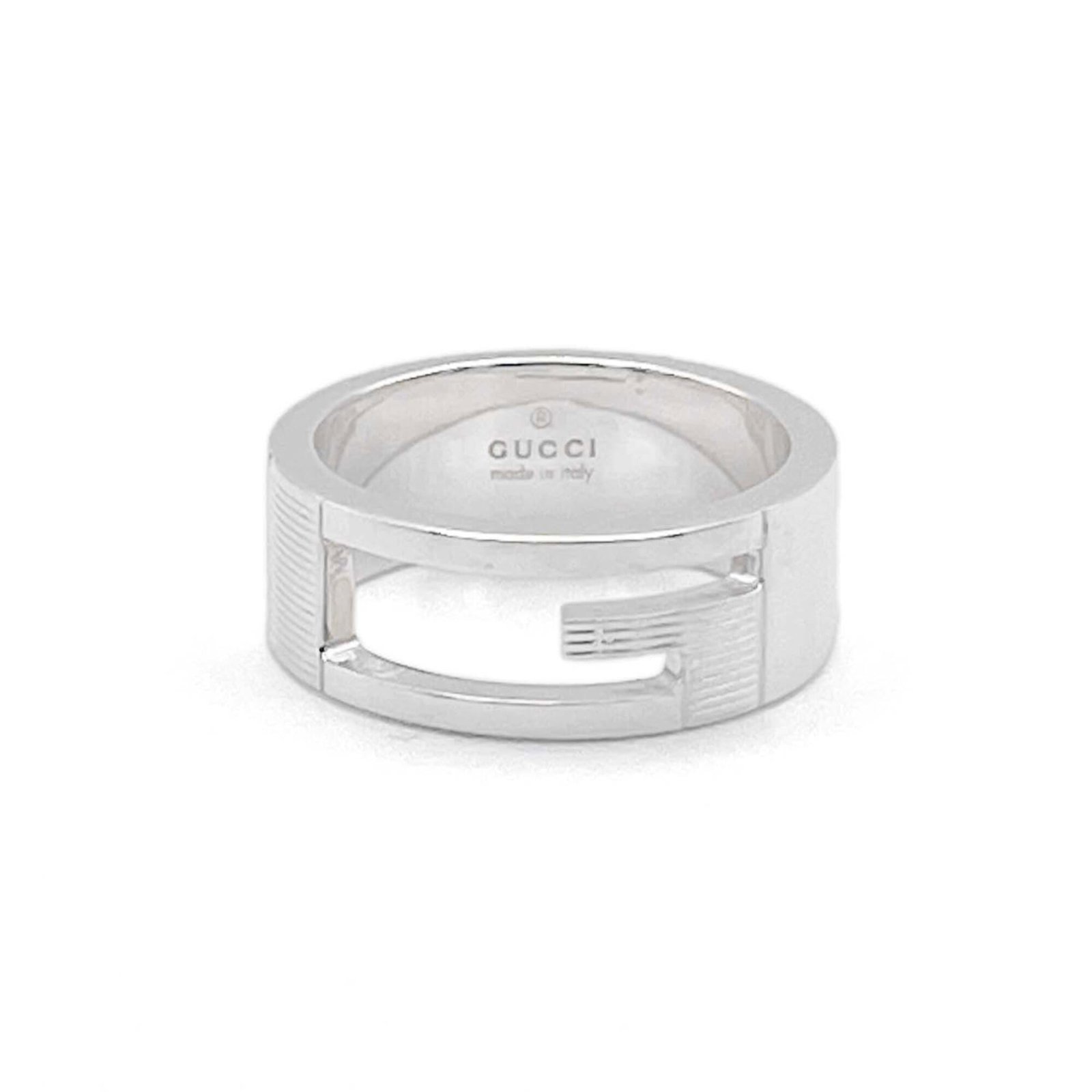 GUCCI Band Ring Silver 925: GUCCI Band Ring Silver 925 Silver 925 band ring from Gucci, a stylish accessory for everyday wear. The ring features a sleek silver design with minor signs of wear, including small scratches and light