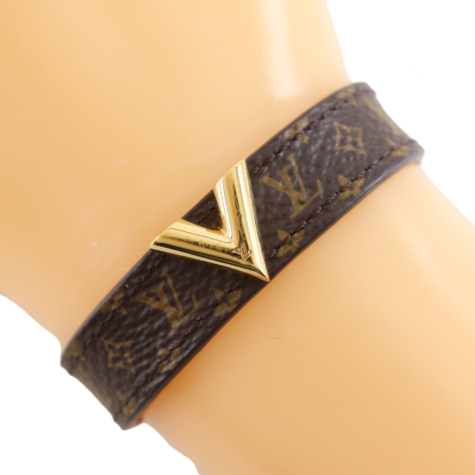 LOUIS VUITTON Charm Bracelet Monogram Mini: LOUIS VUITTON Charm Bracelet Monogram Mini Brown Monogram Mini charm bracelet from Louis Vuitton, featuring the iconic monogram pattern, measures 12cm-15cm in length and 1.3cm in width. The item is