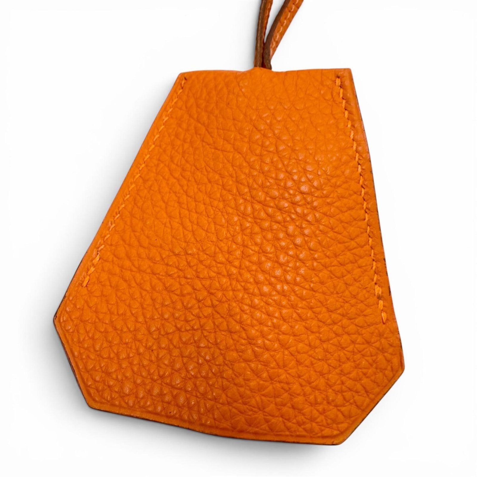 HERMES Leather Orange: HERMES Leather Orange The Hermes Leather Orange necklace boasts a vibrant orange leather pendant, measuring 80mm x 78mm, set against a sturdy leather chain with a 53 cm circumference. This gently used
