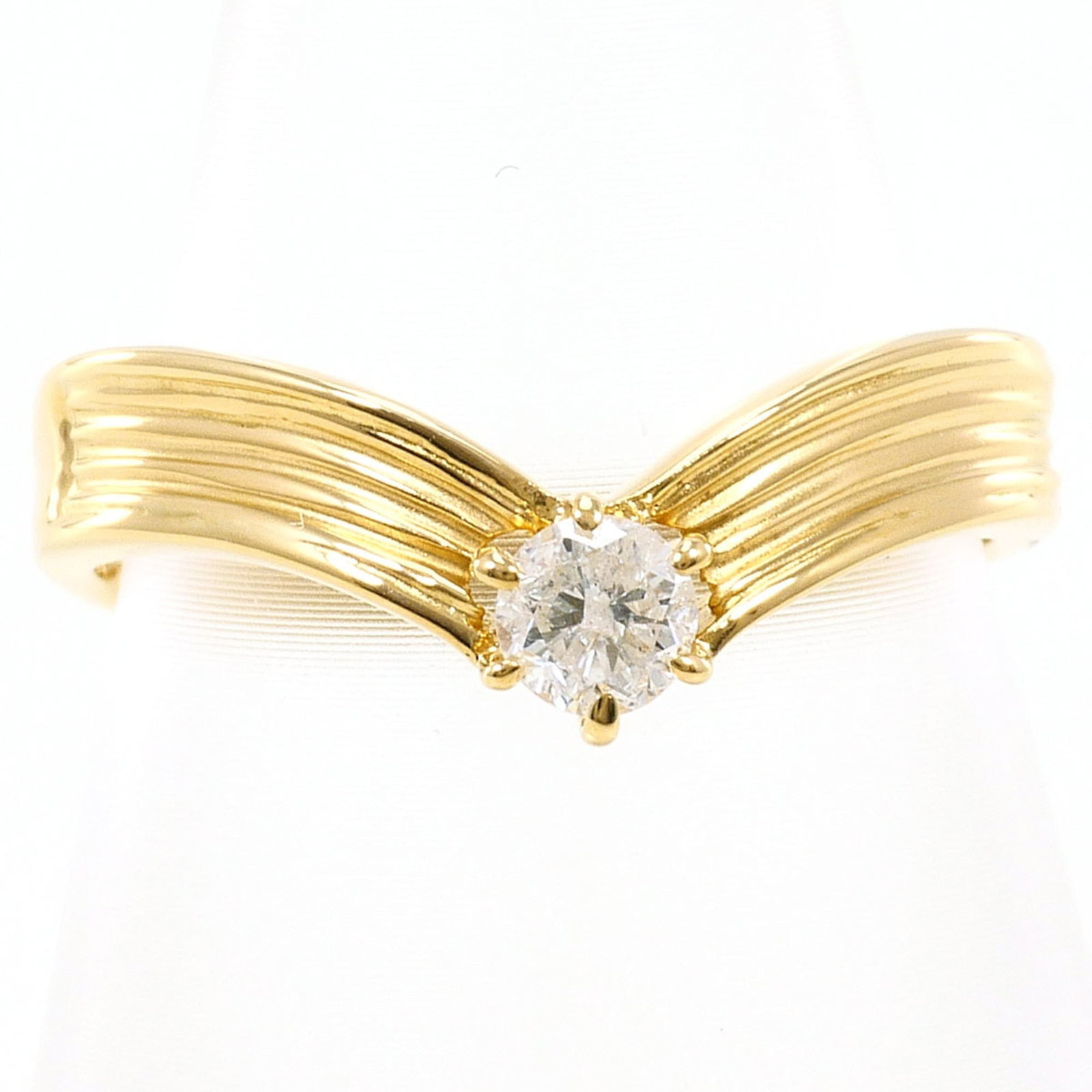 Band Ring Yellow Gold (18K): Band Ring Yellow Gold (18K) Yellow gold band ring with a diamond stone, crafted from 18K metal, offers a touch of elegance to any outfit. This 5.5 US size ring features a 4mm width and weighs 2.3g,