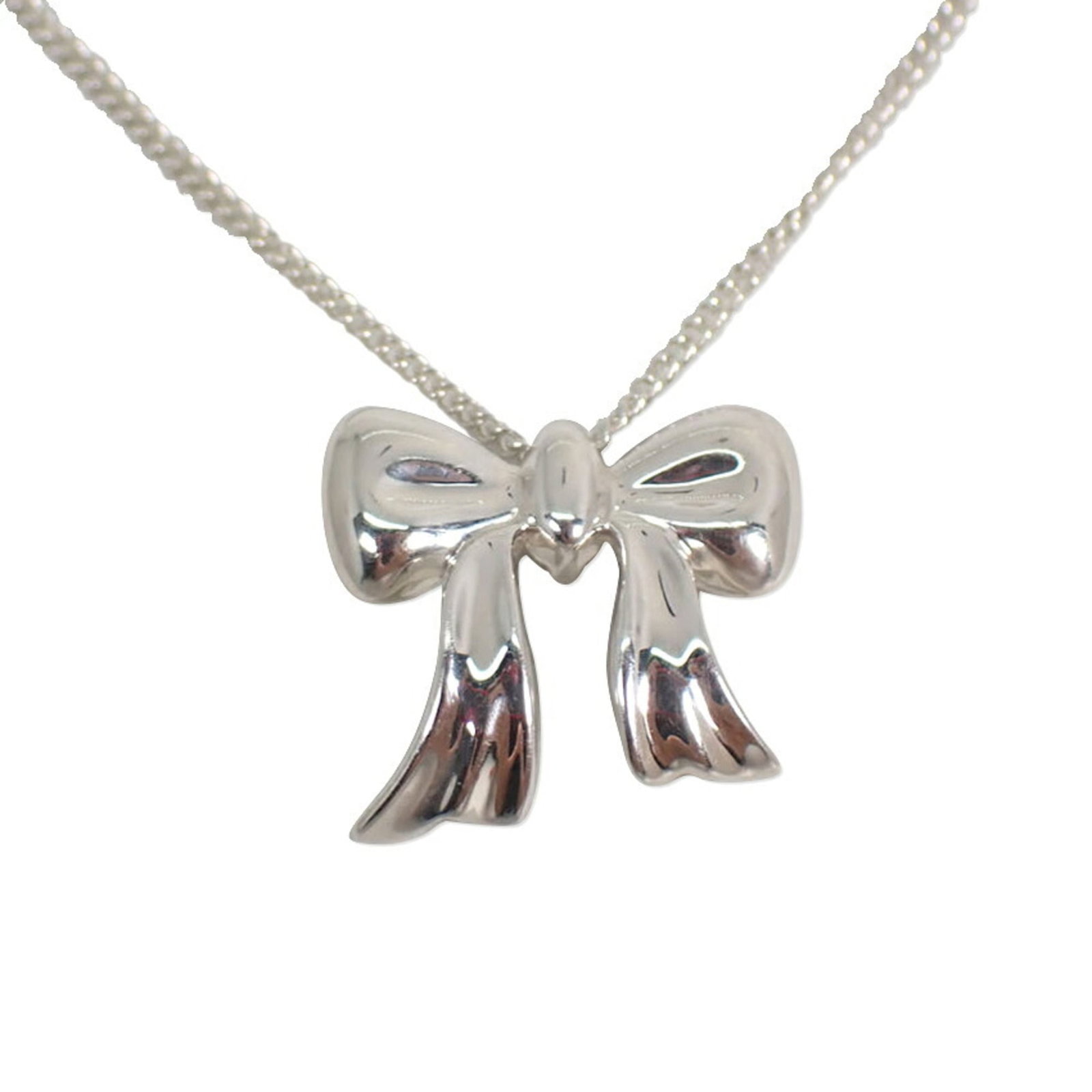 TIFFANY Sterling Silver 925: TIFFANY Sterling Silver 925 Sterling silver 925 Tiffany necklace with a 41.5 cm circumference and a pendant measuring 12.6mm x 15.3mm. This gently used necklace features minor signs of wear,
