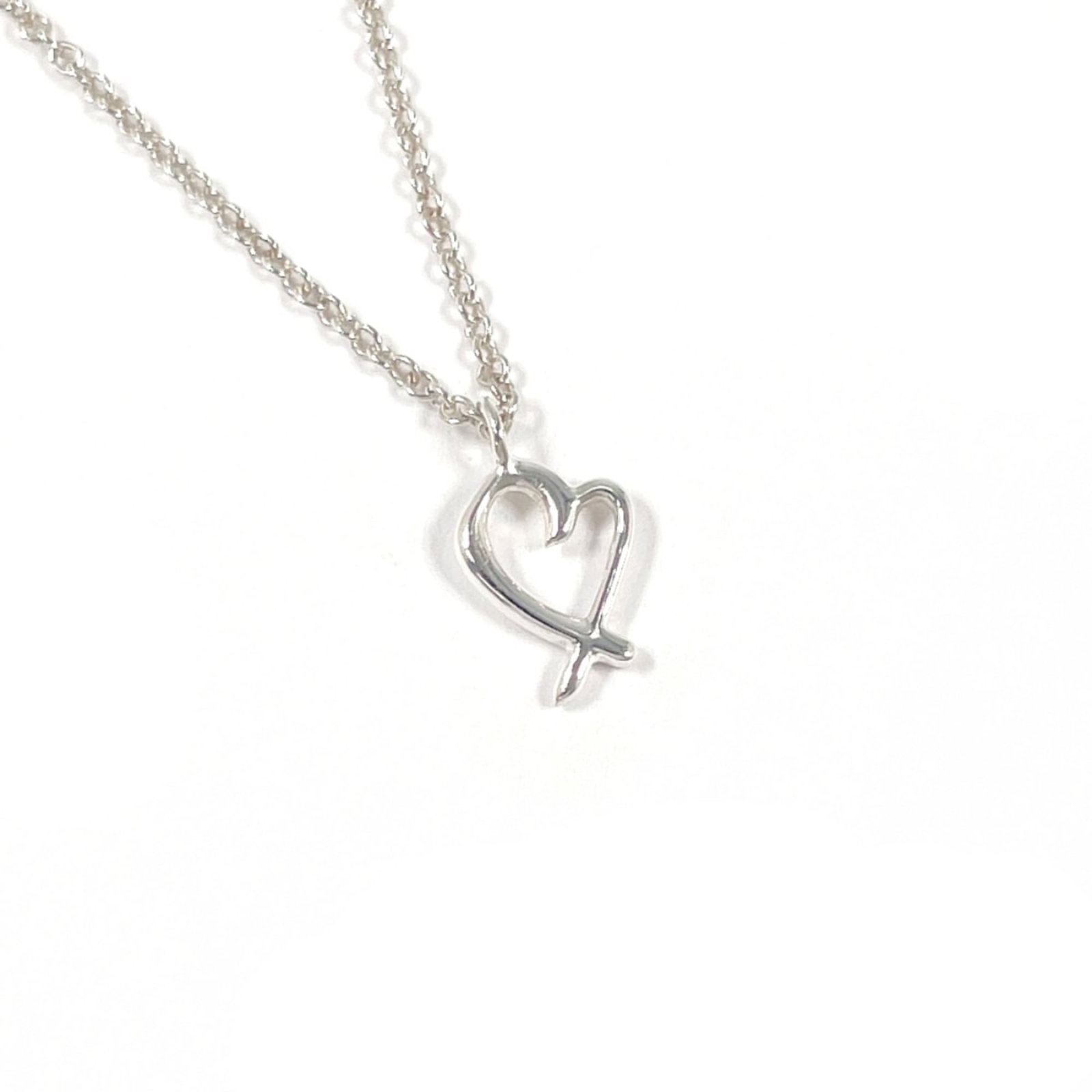 TIFFANY Silver 925: TIFFANY Silver 925 Silver 925 necklace from Tiffany, featuring a 9.9mm x 5.8mm pendant with a 41 cm / 16.14'' adjustable neck circumference, made from high-quality silver. The necklace is in like new