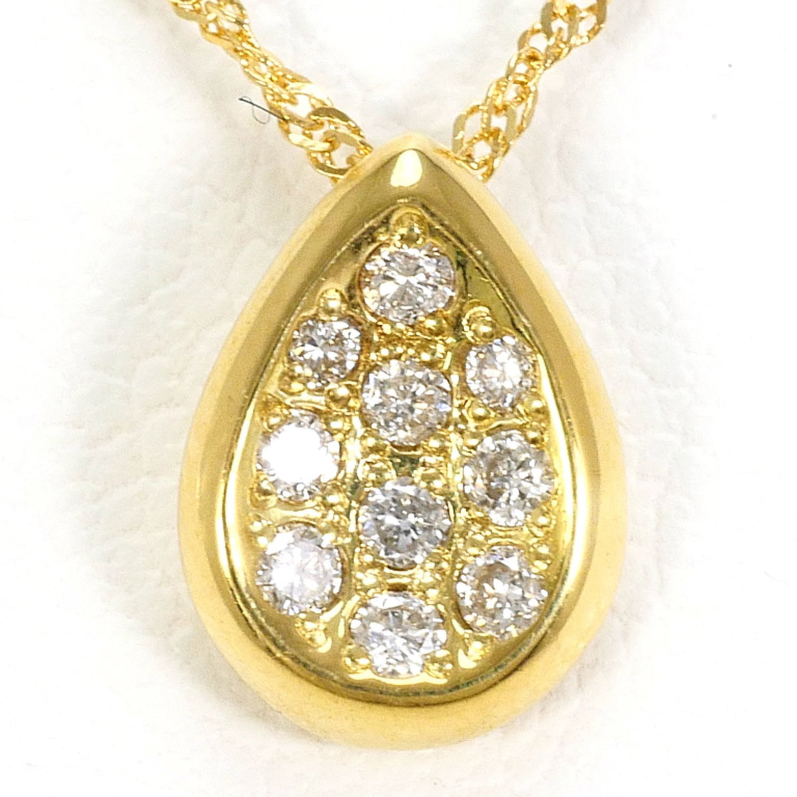 Yellow Gold (18K): Yellow Gold (18K) Yellow gold (18K) necklace with a 0.09ct diamond pendant, featuring a 9mm x 6mm pendant and a 40cm chain. This 18K yellow gold necklace is in like new condition, with only the fainte