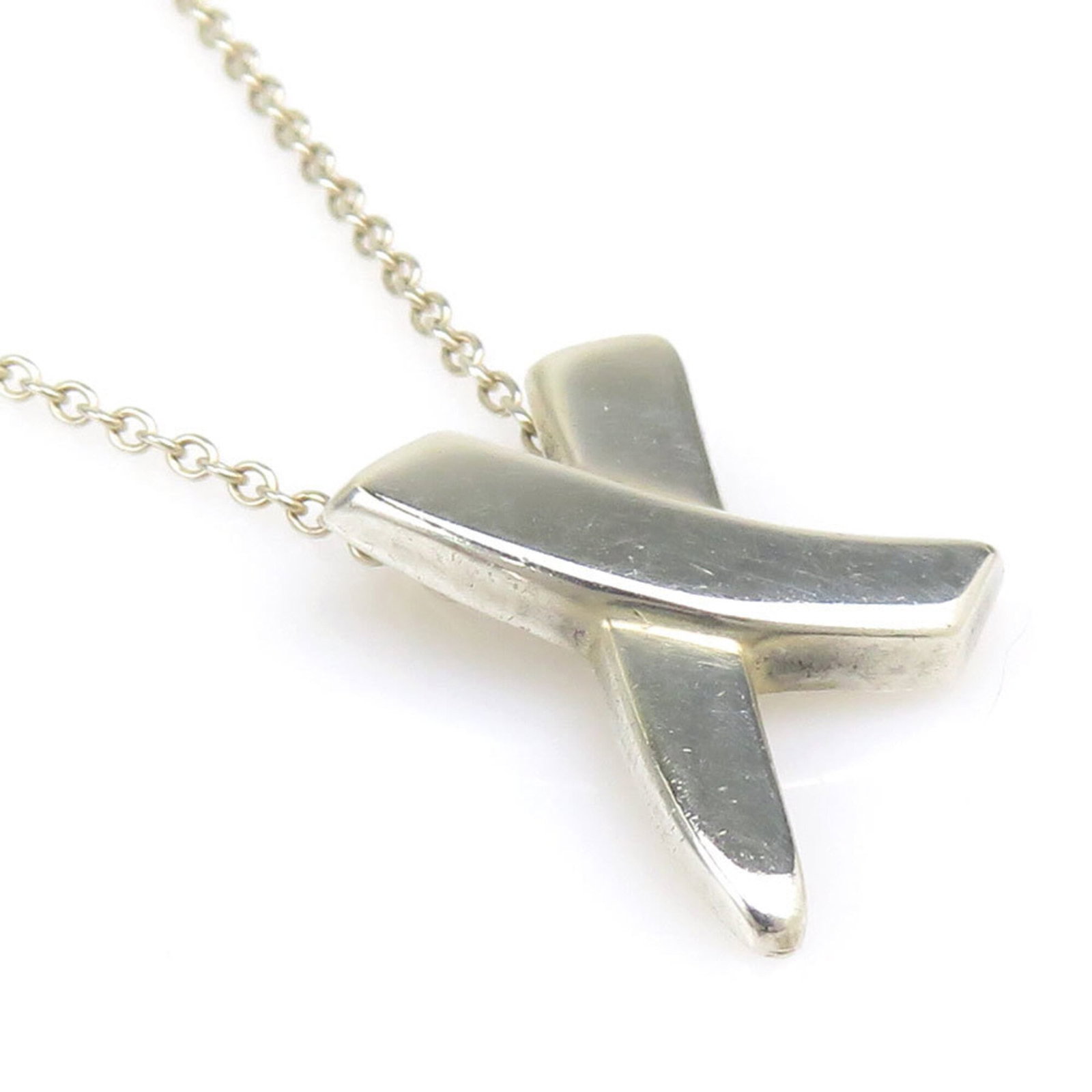 TIFFANY Silver 925: TIFFANY Silver 925 Silver 925 Tiffany Necklace with Visible Wear. This sterling silver necklace features a 15mm x 12mm pendant and a 42.5 cm chain, showcasing a subtle silver finish. The necklace bear