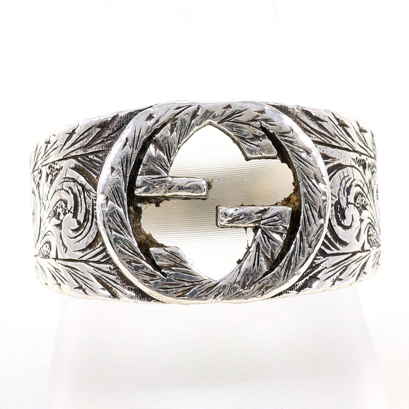 GUCCI Band Ring Silver 925: GUCCI Band Ring Silver 925 Silver 925 band ring from Gucci, a stylish and elegant accessory for women. This like new used ring features a high-quality silver construction and bears a faint signature,