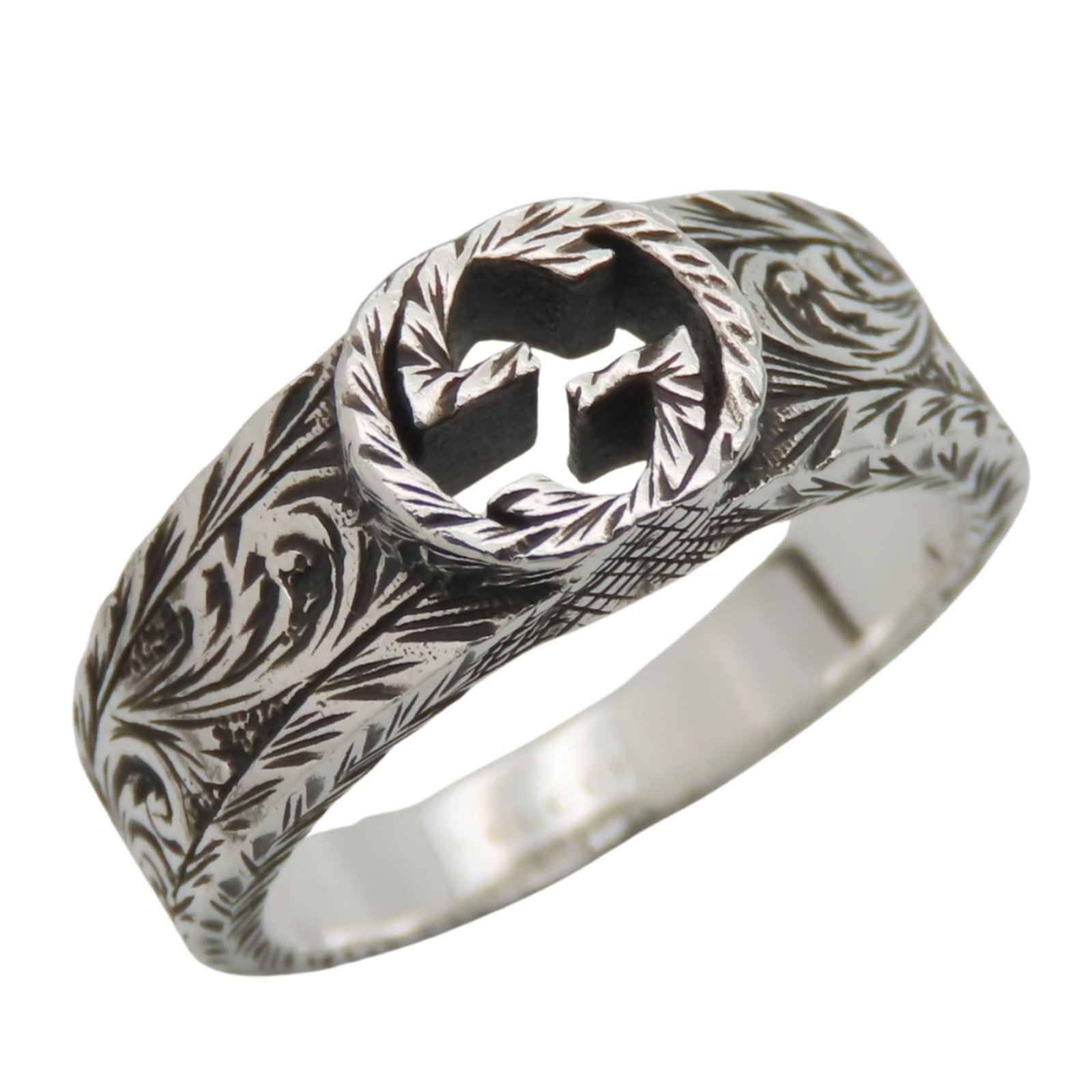 GUCCI Band Ring Silver 925: GUCCI Band Ring Silver 925 Silver 925 band ring from Gucci, featuring a sleek and modern design. The ring boasts a high-quality silver construction with a subtle sheen, weighing 5.4g. Gently used