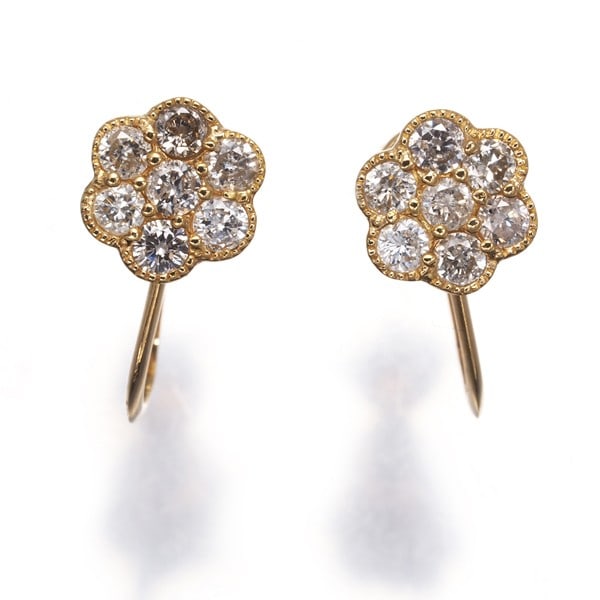 Diamond 0.25Ct/0.25Ct Flower Milgrain Paved Earrings 18K 750 Yellow Gold: Diamond 0.25Ct/0.25Ct Flower Milgrain Paved Earrings 18K 750 Yellow Gold 18K yellow gold earrings feature a delicate 0.25ct diamond pav? design, set in a milgrain flower pattern. The intricate details