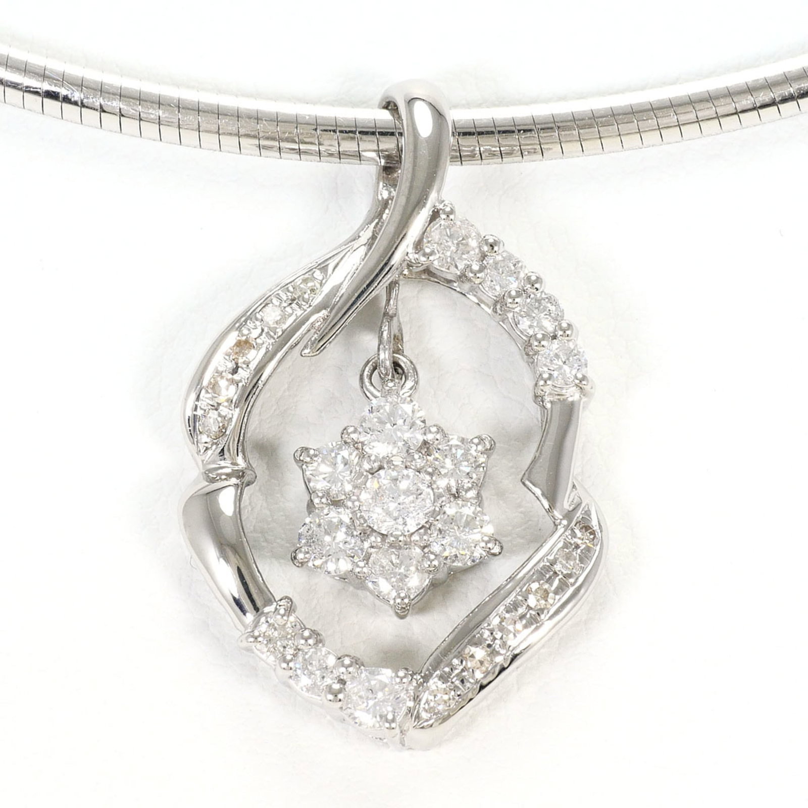 Platinum 850 Platinum 900: Platinum 850 Platinum 900 Platinum 850 and Platinum 900 necklace features a 1.00 carat diamond set in a high-quality platinum chain. The necklace boasts a 40 cm circumference and a pendant size of