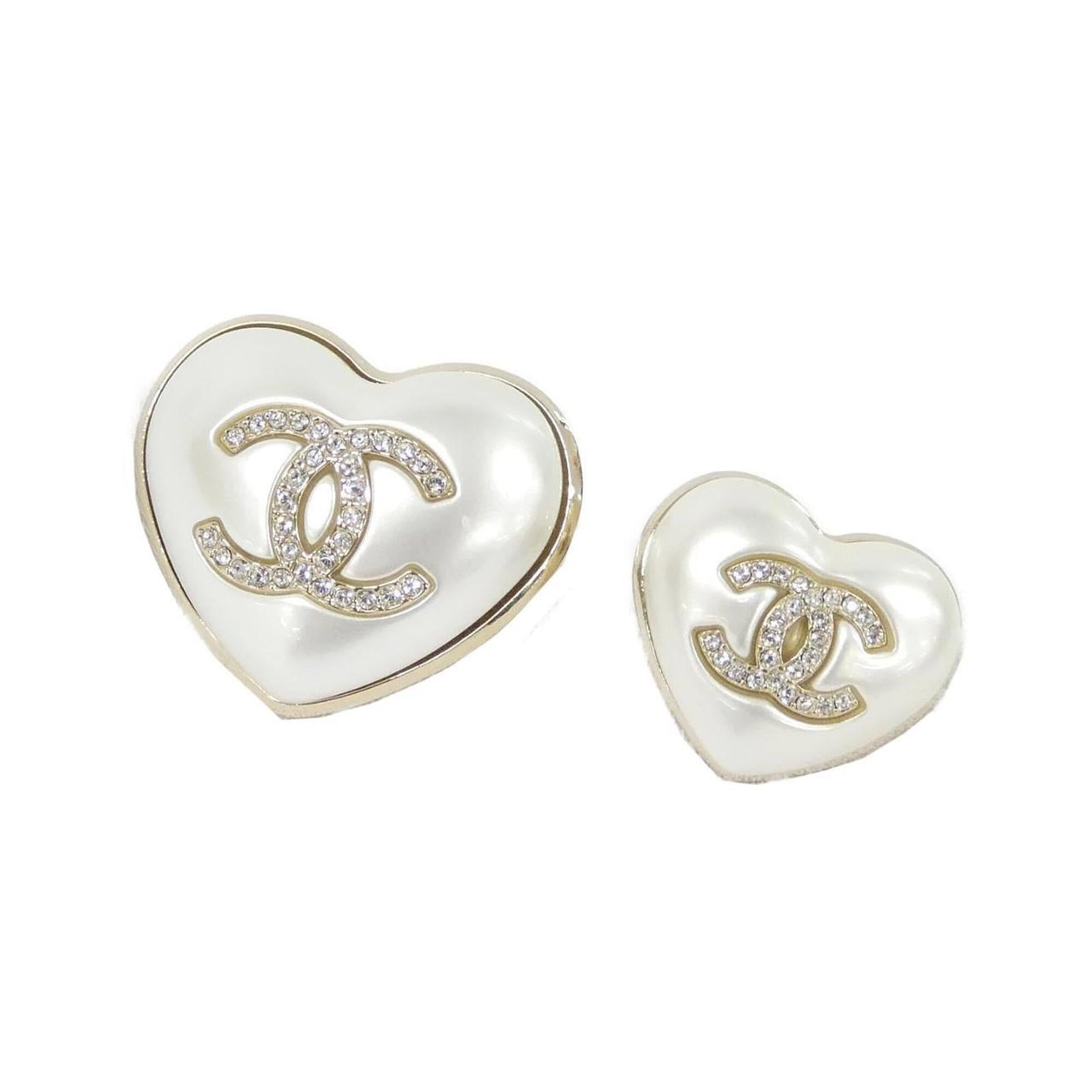 CHANEL Pin Brooch Gold White: CHANEL Pin Brooch Gold White Gold and white Chanel pin brooch in very good condition, featuring minor scratches or light marks. Gently used, this small accessory showcases the iconic design of the bra