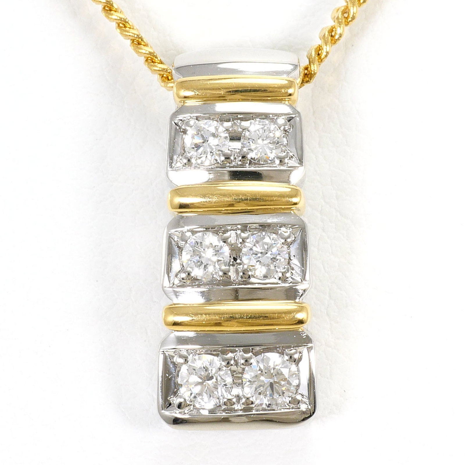 Platinum 900 Yellow Gold (18K): Platinum 900 Yellow Gold (18K) Platinum 900 Yellow Gold (18K) necklace boasts a striking 0.34 carat diamond pendant set against a 20mm x 8mm platinum and yellow gold frame. The 41cm chain offers a ver