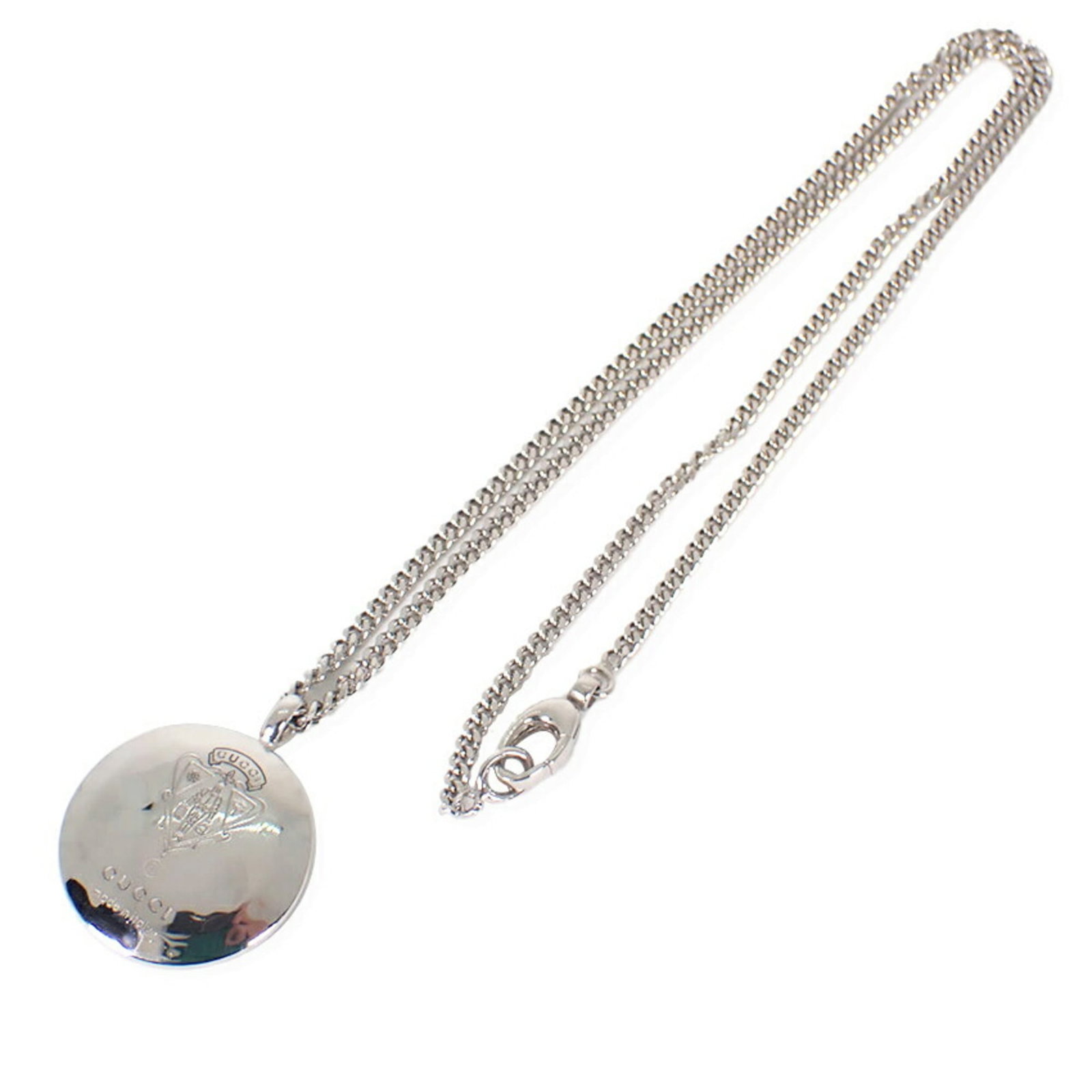 GUCCI Silver 925: GUCCI Silver 925 The Gucci Silver 925 necklace boasts a sleek design with a 31.4mm x 25mm pendant, set against a 55.5 cm / 21.85'' chain. This gently used piece features minor signs of wear, including