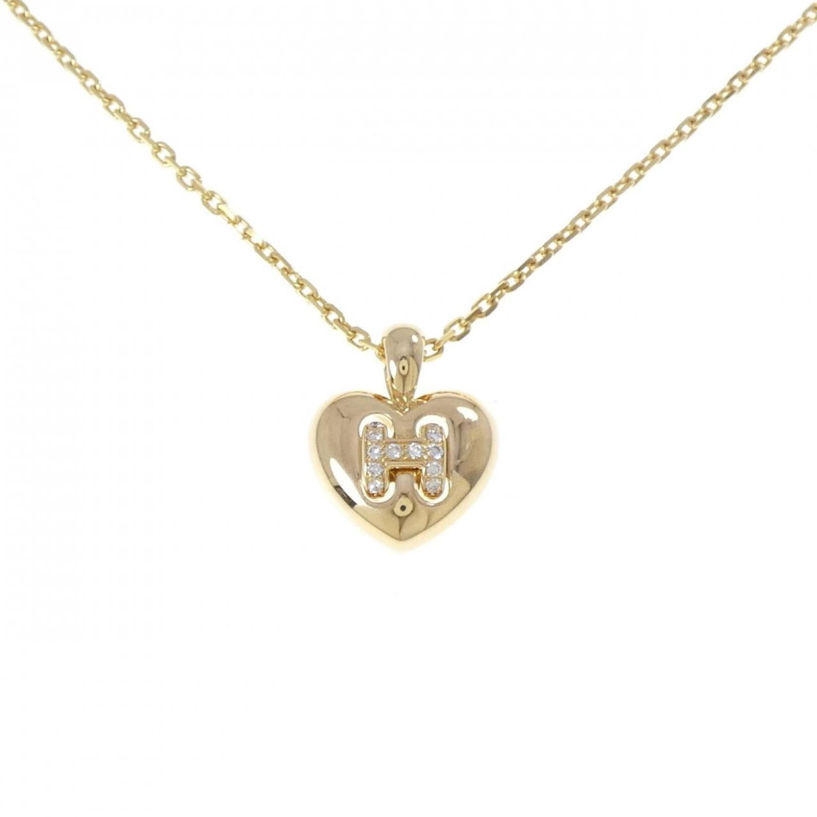 HERMES Yellow Gold (18K): HERMES Yellow Gold (18K) Yellow gold (18K) pendant from Hermes, featuring a diamond stone, measures 22.1mm x 17.8mm and is set on a 38 cm / 14.96'' necklace. This necklace is in like new condition,