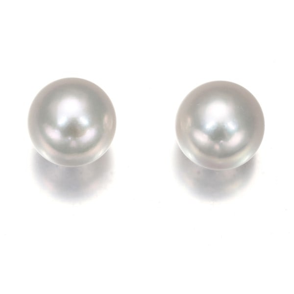 Tasaki Earrings Akoya Pearl 7.5Mm Solitaire 18K 750 White Gold: Tasaki Earrings Akoya Pearl 7.5Mm Solitaire 18K 750 White Gold Tasaki Earrings showcase a stunning 7.5mm Akoya pearl, set in 18k white gold. The simplicity and elegance of the stud design make it a