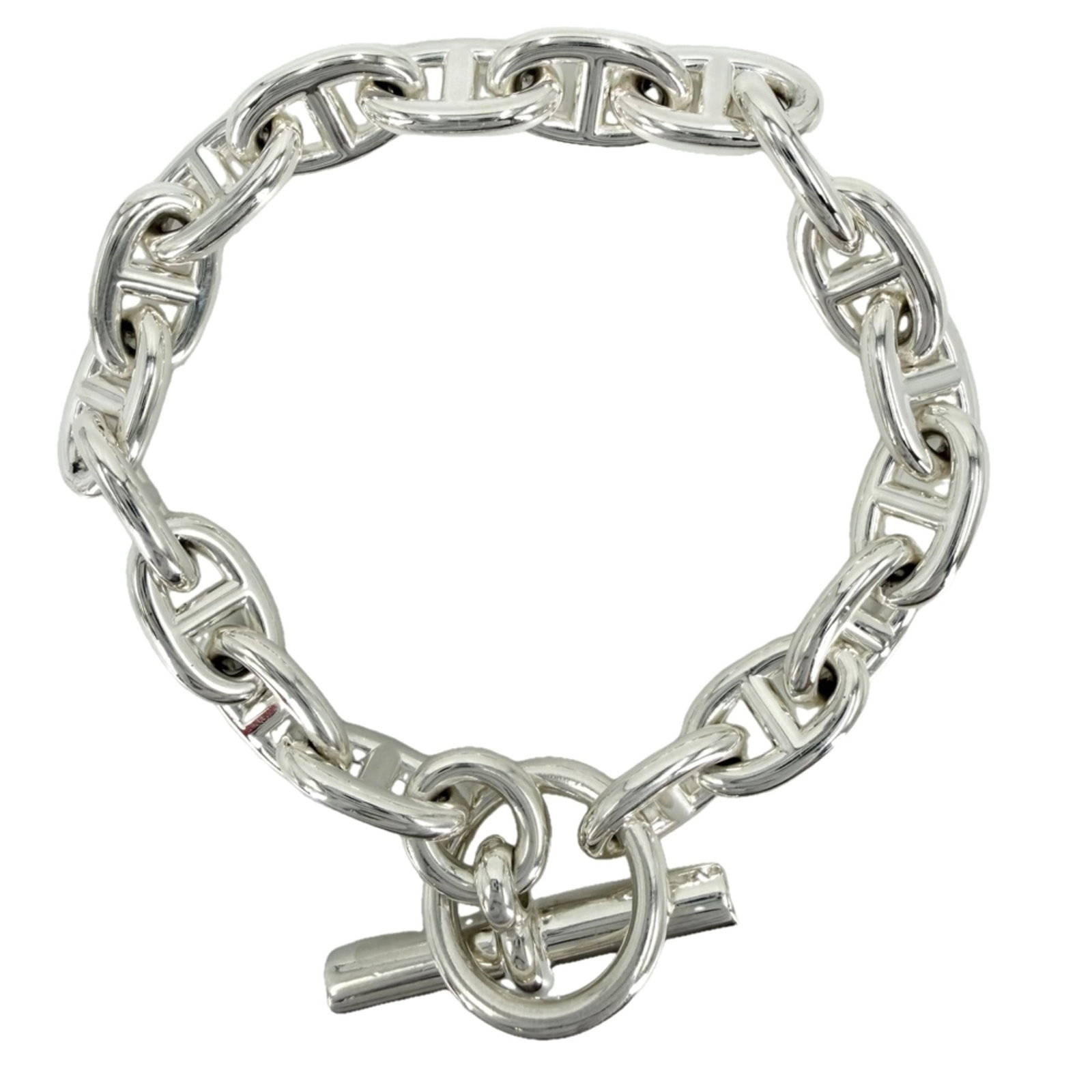 HERMES Charm Bracelet Silver 925: HERMES Charm Bracelet Silver 925 Silver 925 Charm Bracelet from Hermes, featuring a 19cm length and 1cm width, gently used with minor signs of wear. This charm bracelet boasts a sleek design and is