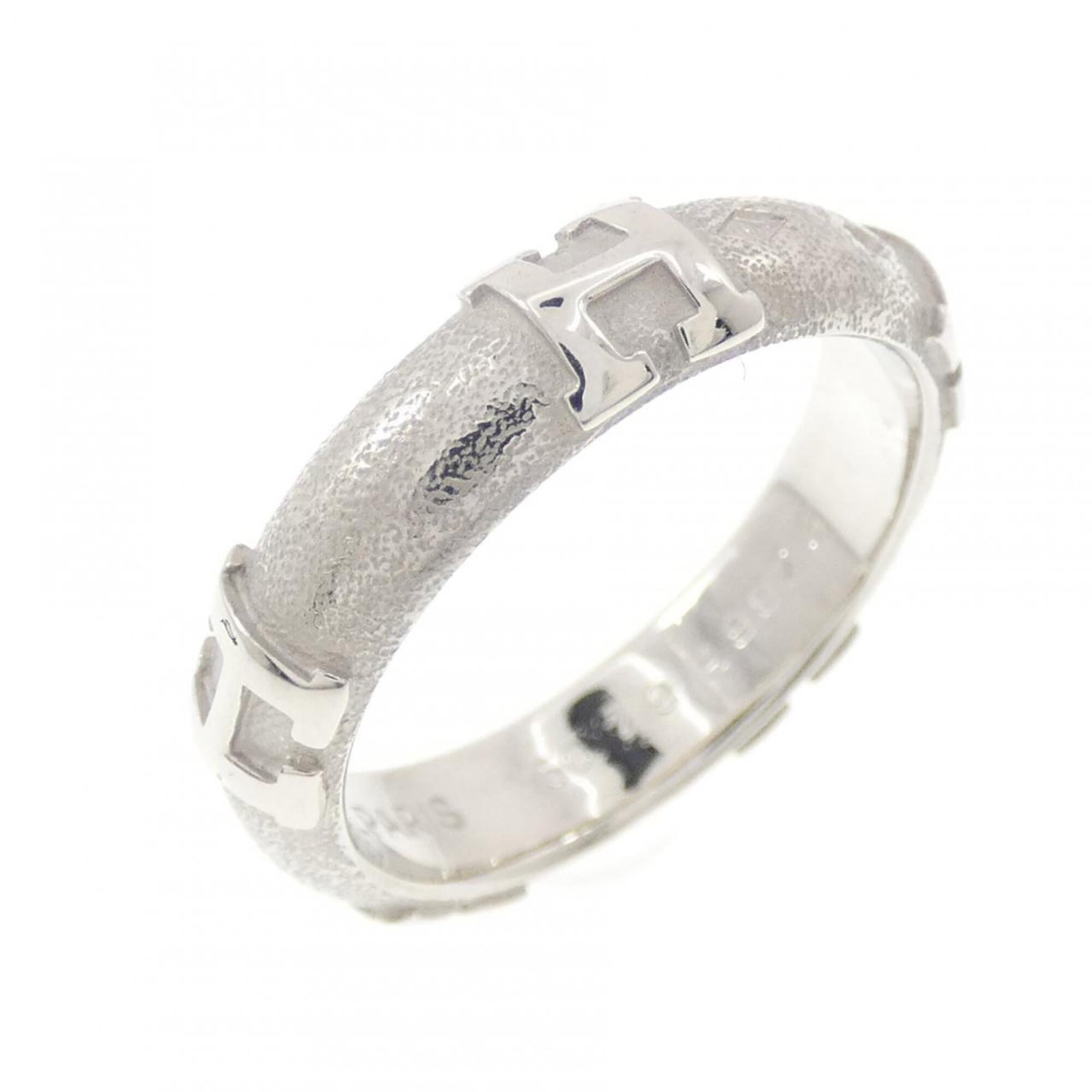 HERMES Band Ring White Gold (18K): HERMES Band Ring White Gold (18K) White gold (18K) band ring from Hermes, featuring a classic design with a 49 US size that fits comfortably. Gently used with minor signs of wear, this ring is in very